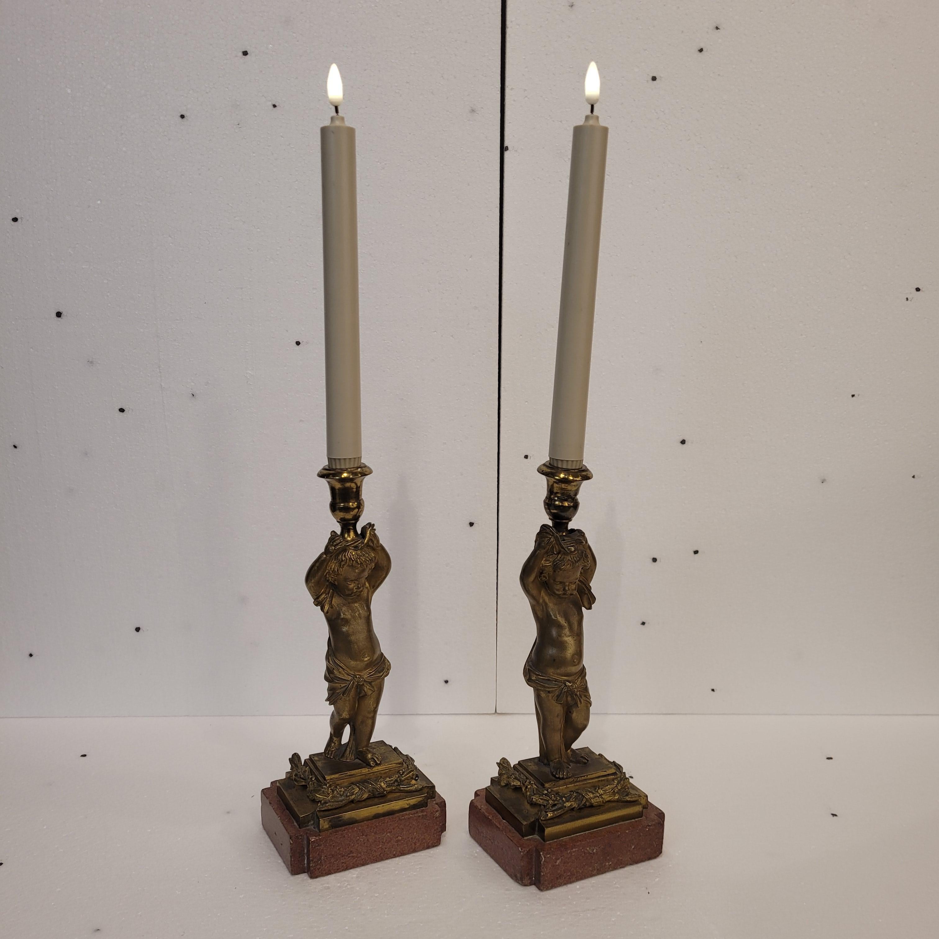 Paar Kerzenständer / Lampen, Putten, Goldbronze und Marmor, Frankreich Napoleon III., Frankreich (Spätes 19. Jahrhundert) im Angebot