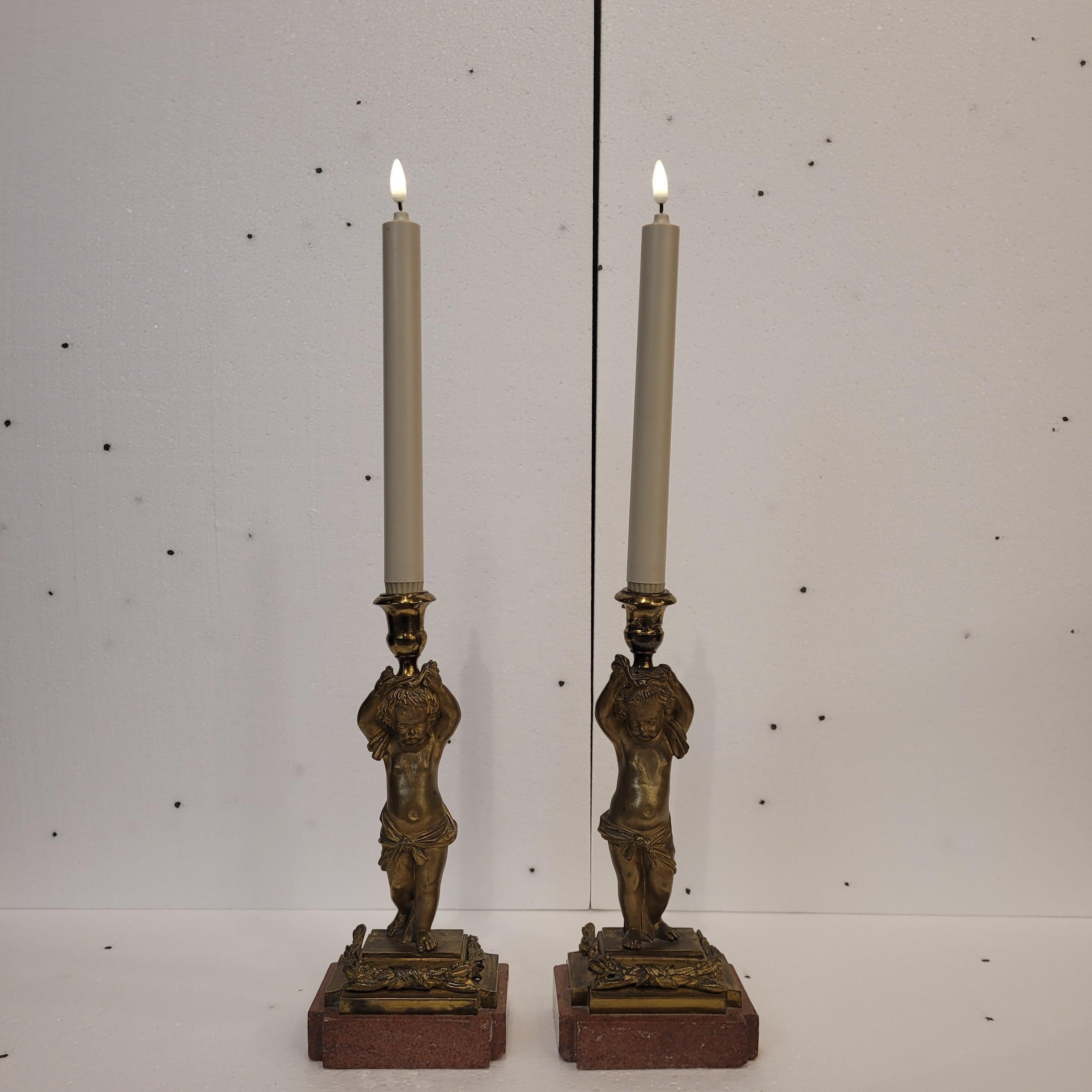 Paar Kerzenständer / Lampen, Putten, Goldbronze und Marmor, Frankreich Napoleon III., Frankreich (Bronze) im Angebot