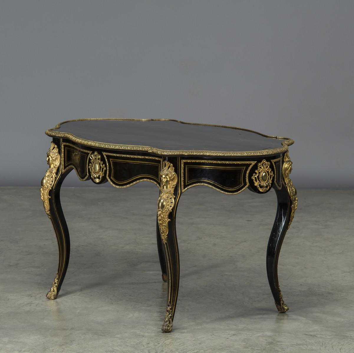 Doré France, table Napoléon III 1850-1870 avec montures en ébène et bronze en vente