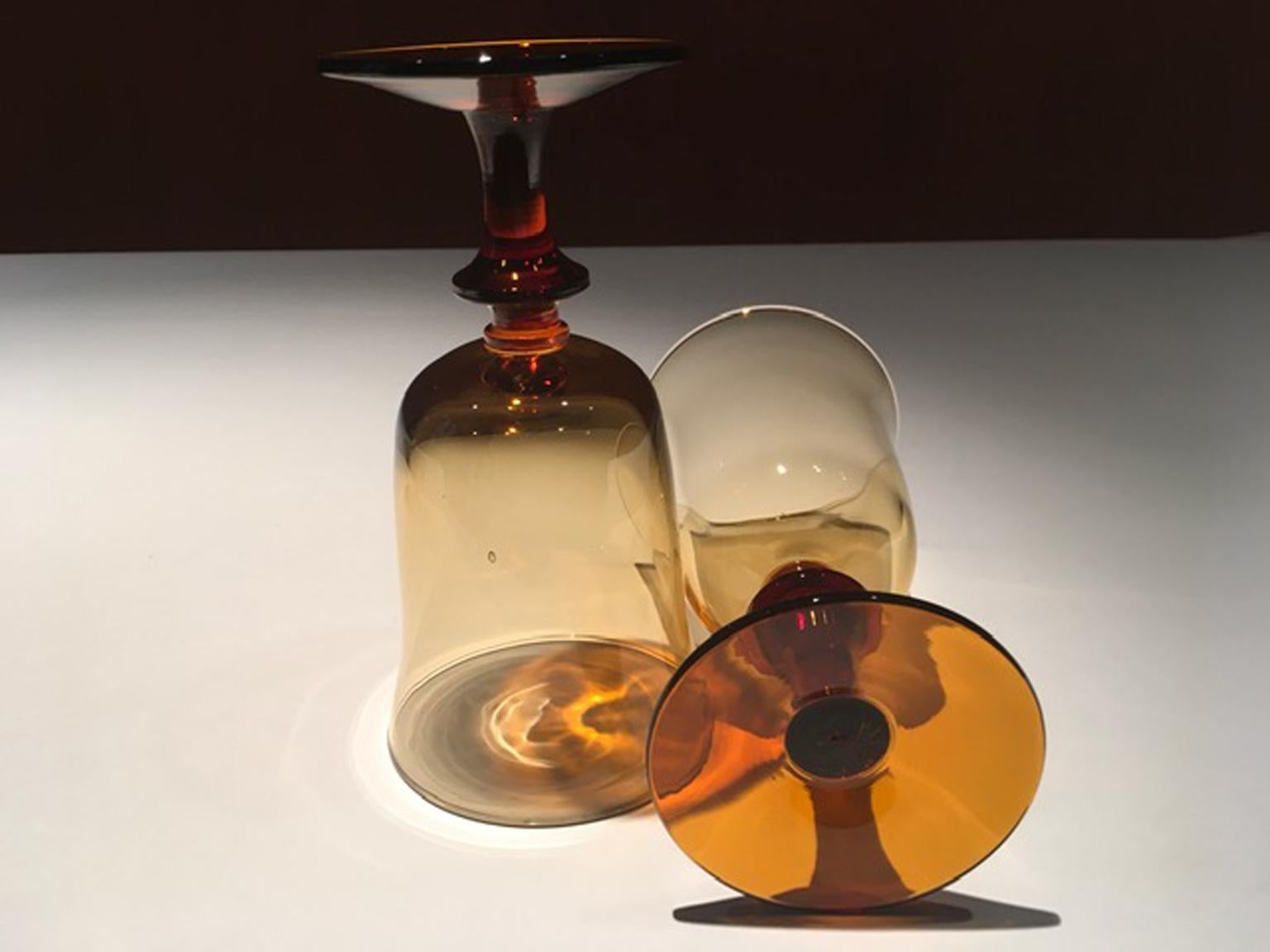 This pair of French blown glass gobelets are elegant to arrange an Holiday table dining.
The amber glass has an intense and vivid color.
Perfect to refresh a traditional dining set dishes, placing in contrast for color or style.
