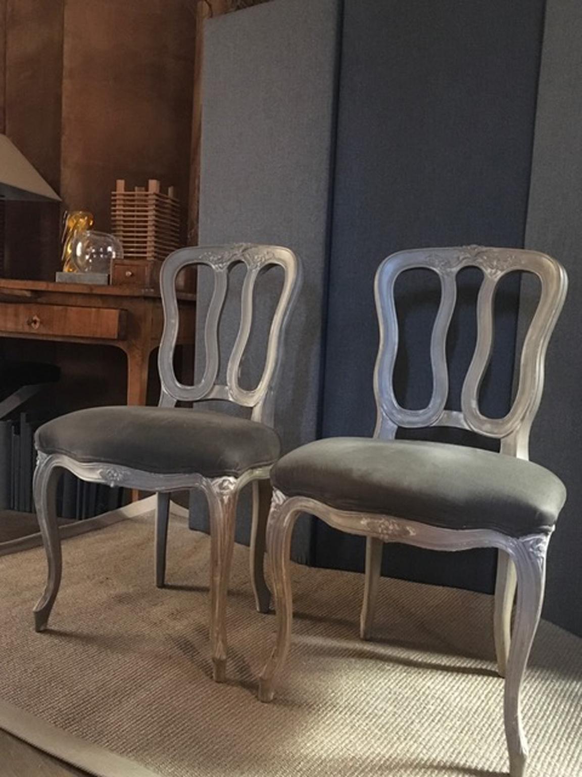 This elegant pair of wooden chair was made in France, following the charming French Provincial style. They are lacquered with a modern color, that is a warm desert light brown tone that gives the look of an antique finish to the wood. Their style