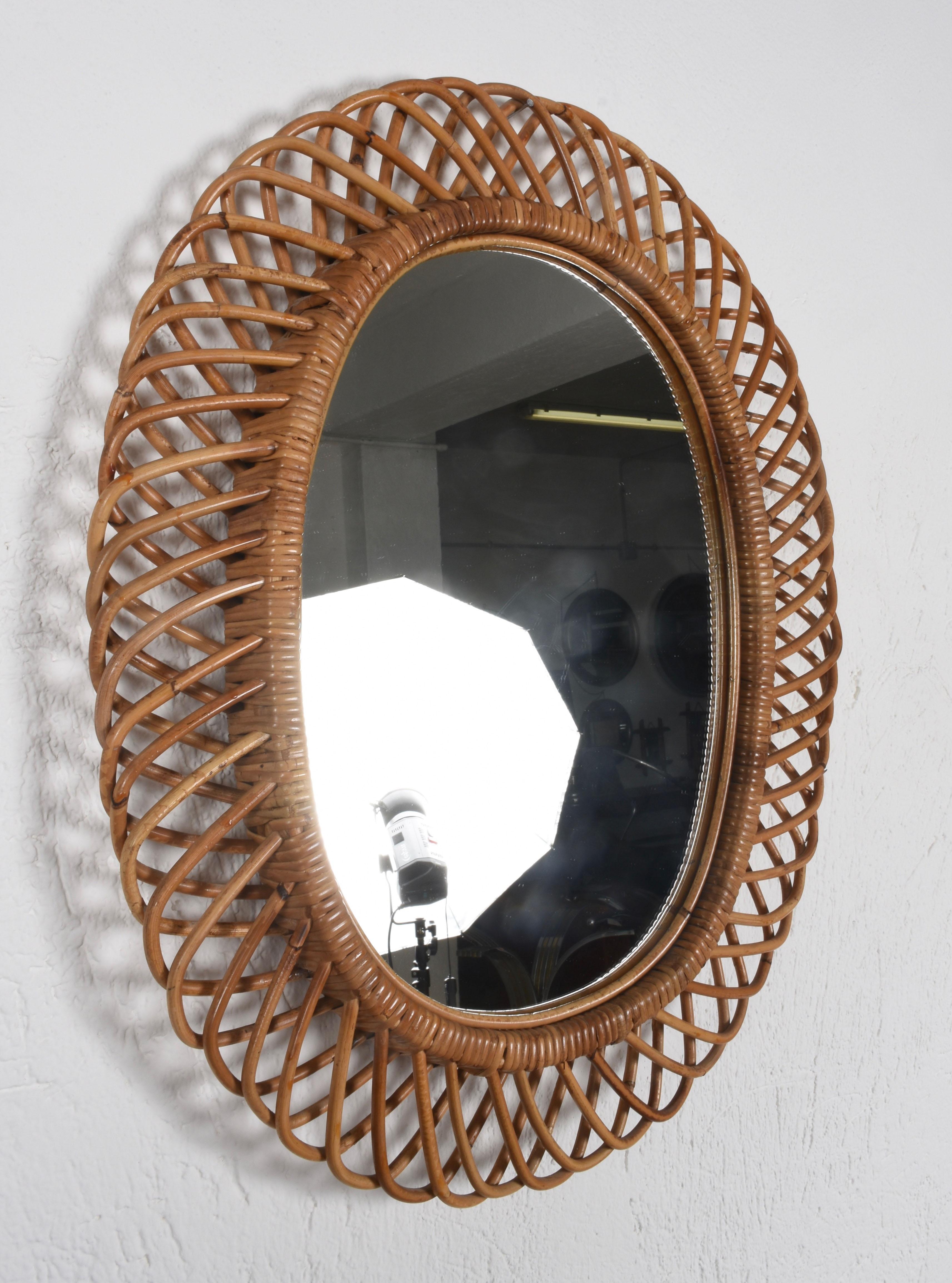 Very decorative oval mirror with curved rattan beams and bamboo frame attributed to Franco Albini, Italy, 1960s. Measurements: 75 x 63 cm.