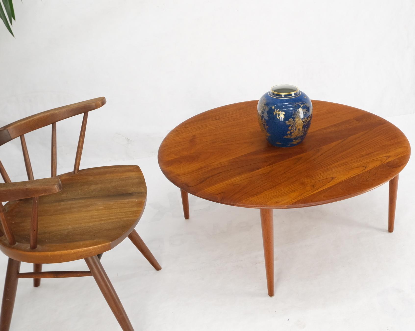 Piter Hvitd for France & Son round solid teak Danish Mid-Century Modern coffee table.