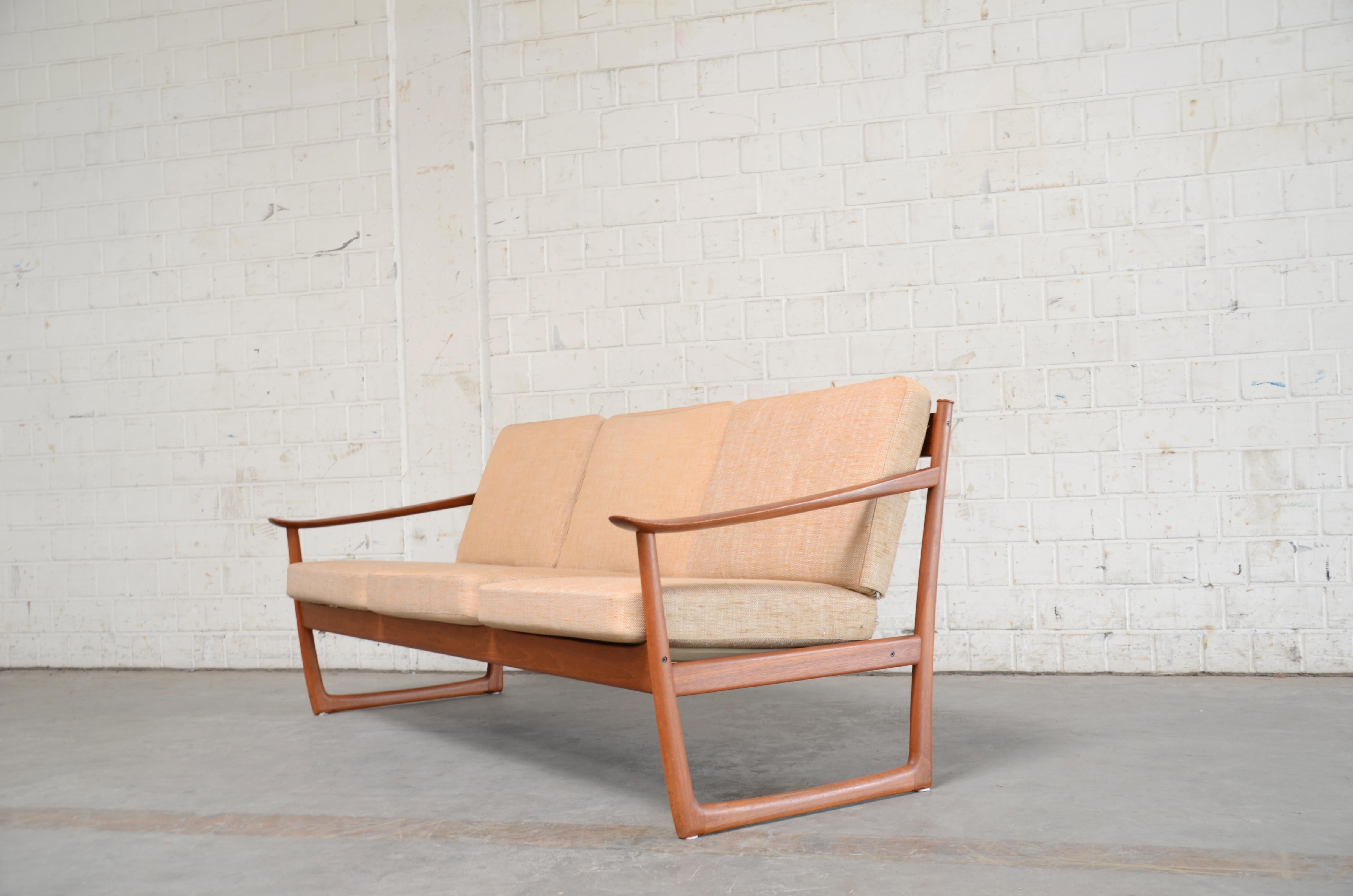 France & Son/ France and Daverkosen FD 130 sofa by Peter Hvidt & Orla Mølgaard, midcentury.
Teak wood and orange fabric.
Danish modern organic design.
Great curved armrest.

