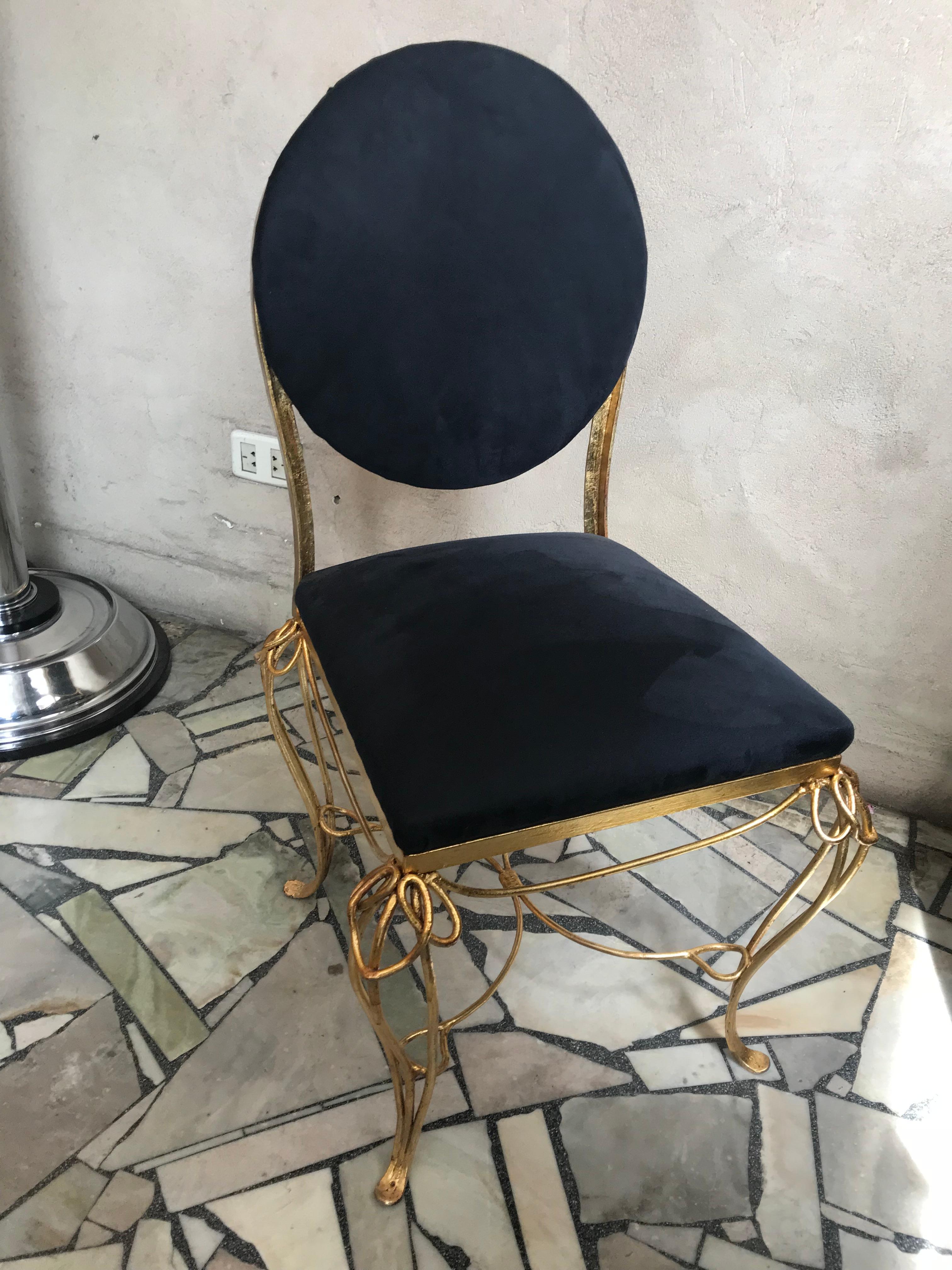 Dining table (2 Armchairs and 6 chairs)

Year: 1900
Country: French
Material: golden iron
It is an elegant and sophisticated dining table.
You want to live in the golden years, this is the dining table that your project needs.
We have specialized in