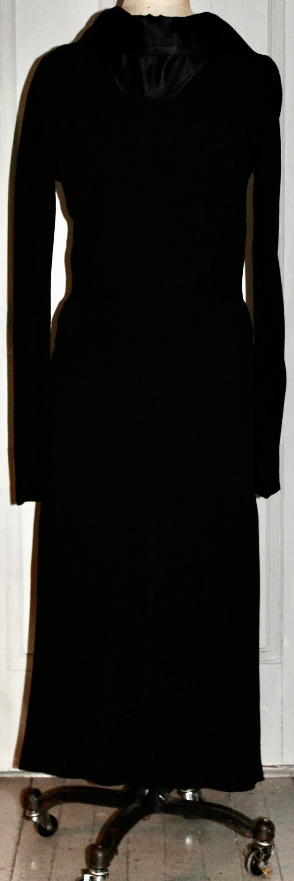 De la maison FranceVramant Paris (fondée en 1935), une robe du soir Haute Couture des années 1930 en crêpe de soie.
conçu par Madeleine Vramant. Taille approximative EU 38
