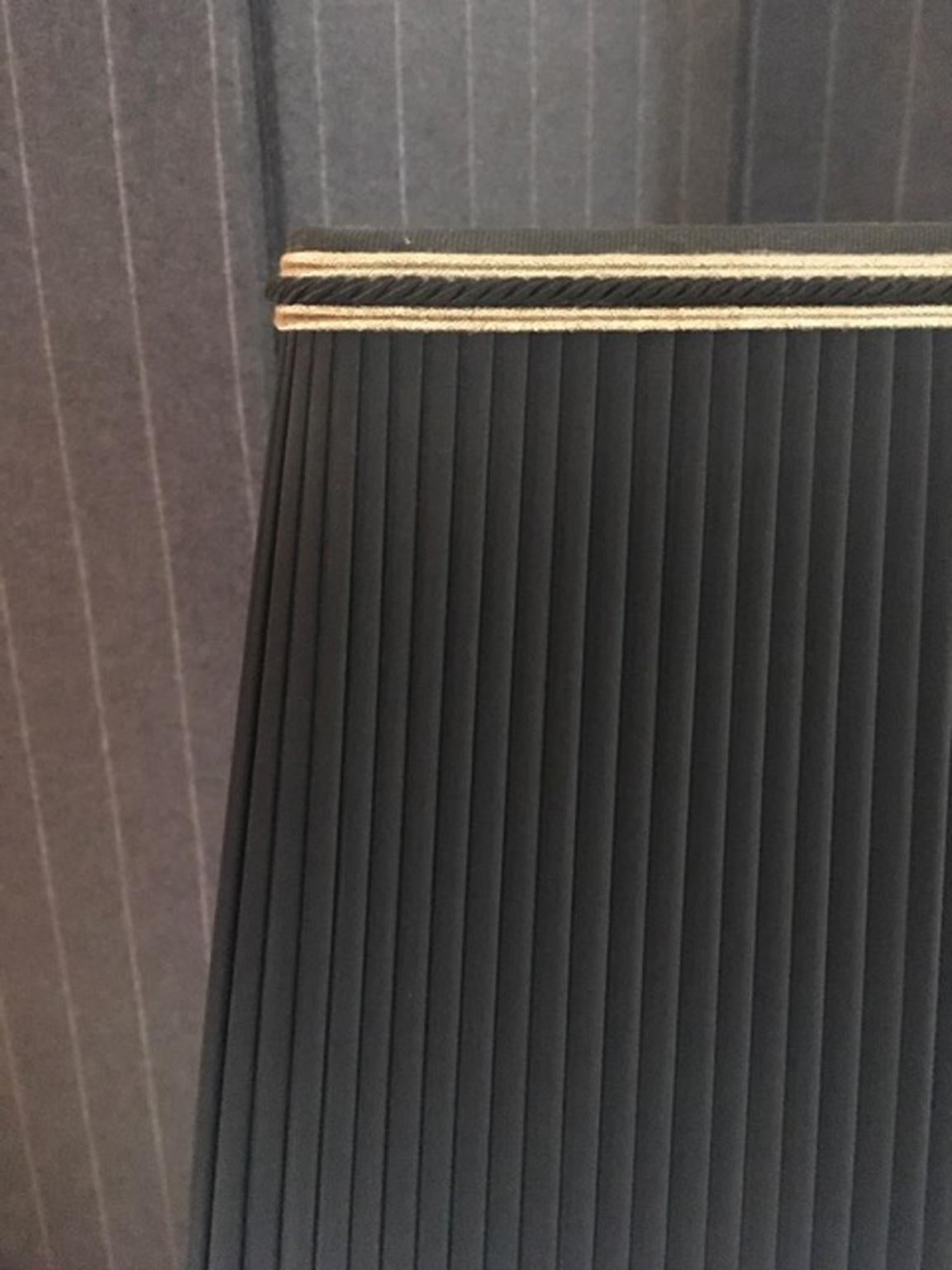 Französische Tischlampe aus schwarz lackiertem Holz mit schwarzem Lampenschirm aus Stoff, Frankreich im Angebot 4
