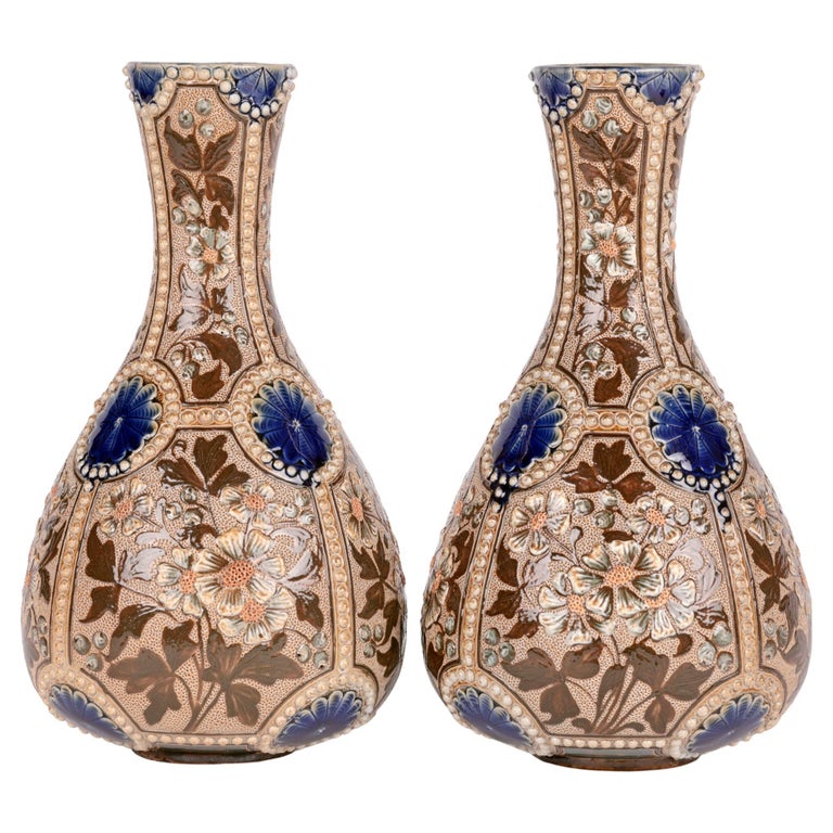 Frances E Lee Doulton Lambeth Paire de vases flacons floraux