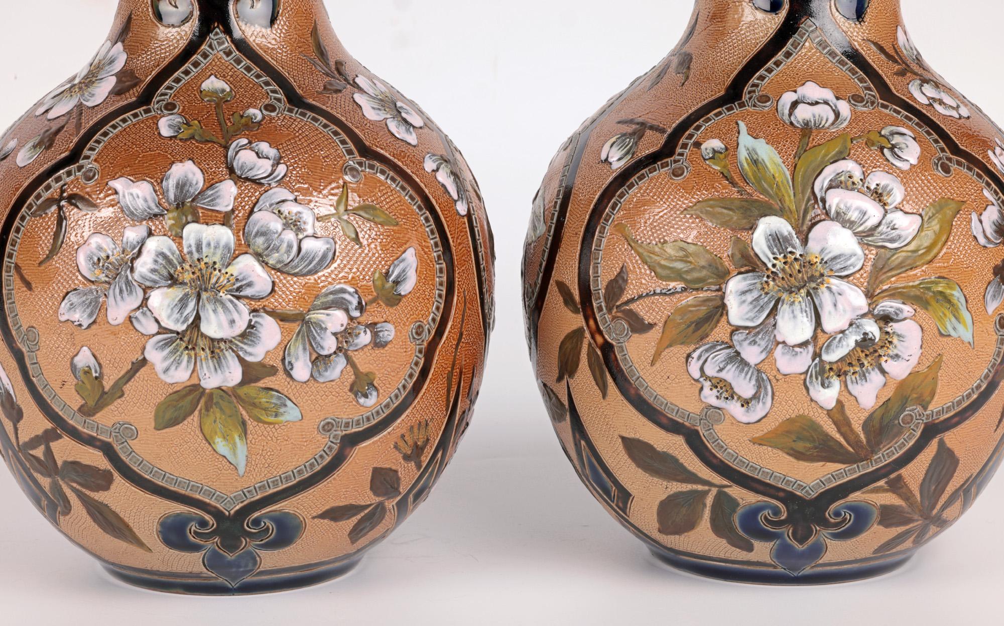 Mouvement esthétique Impressionnant vase Doulton Lambeth Slaters peint à la fleurs de Frances E Lee en vente