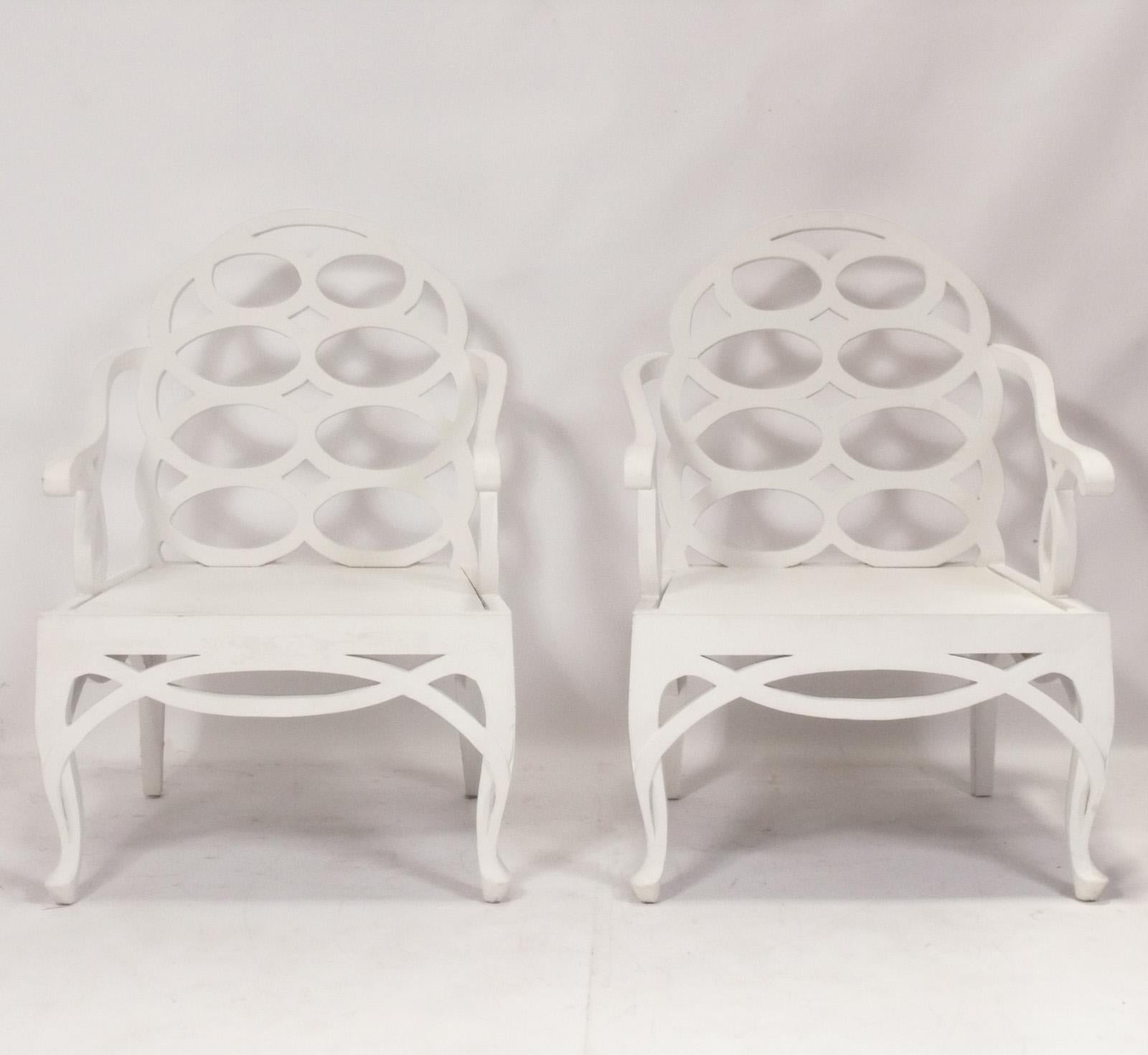 Paire de grands fauteuils Looping, dans le style de Frances Elkins, américain, vers les années 2000. Ces chaises sont basées sur le design des années 1930 de Frances Elkins, mais réalisées à une échelle légèrement plus grande. Ils sont actuellement