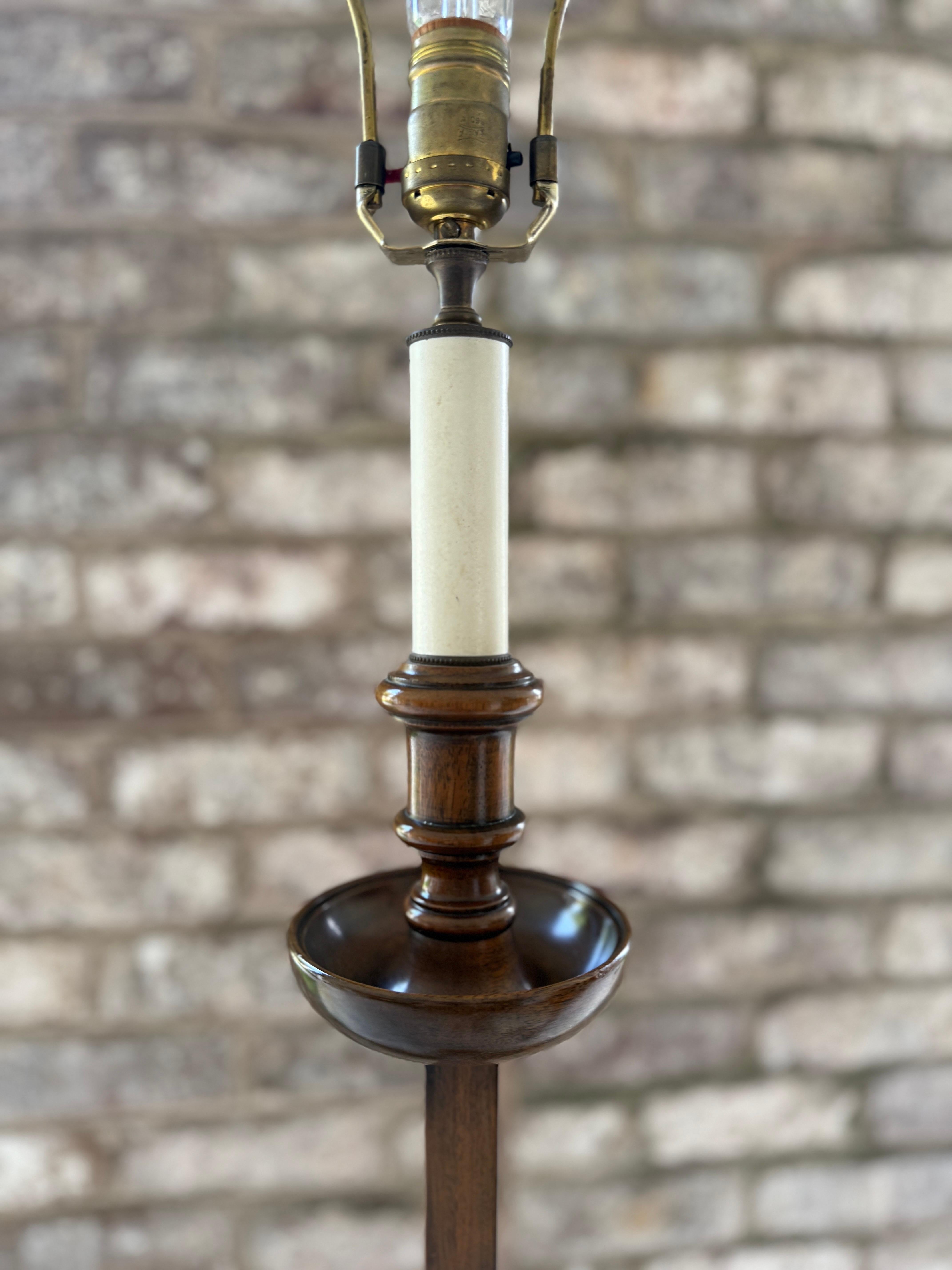 Lampada da terra in stile Frances Elkins a cricchetto regolabile in mogano in vendita 3