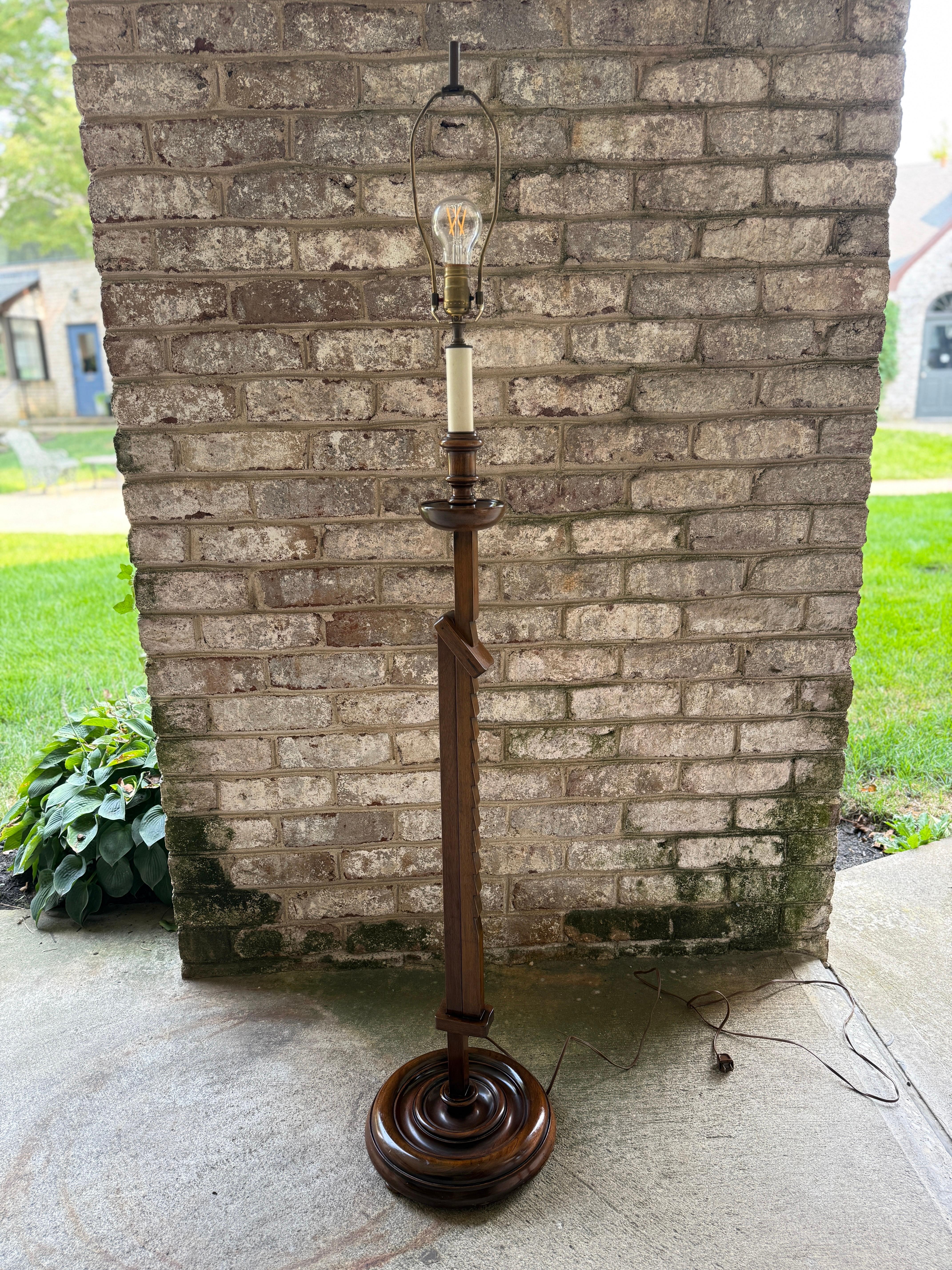 Lampada da terra in stile Frances Elkins a cricchetto regolabile in mogano in vendita 4