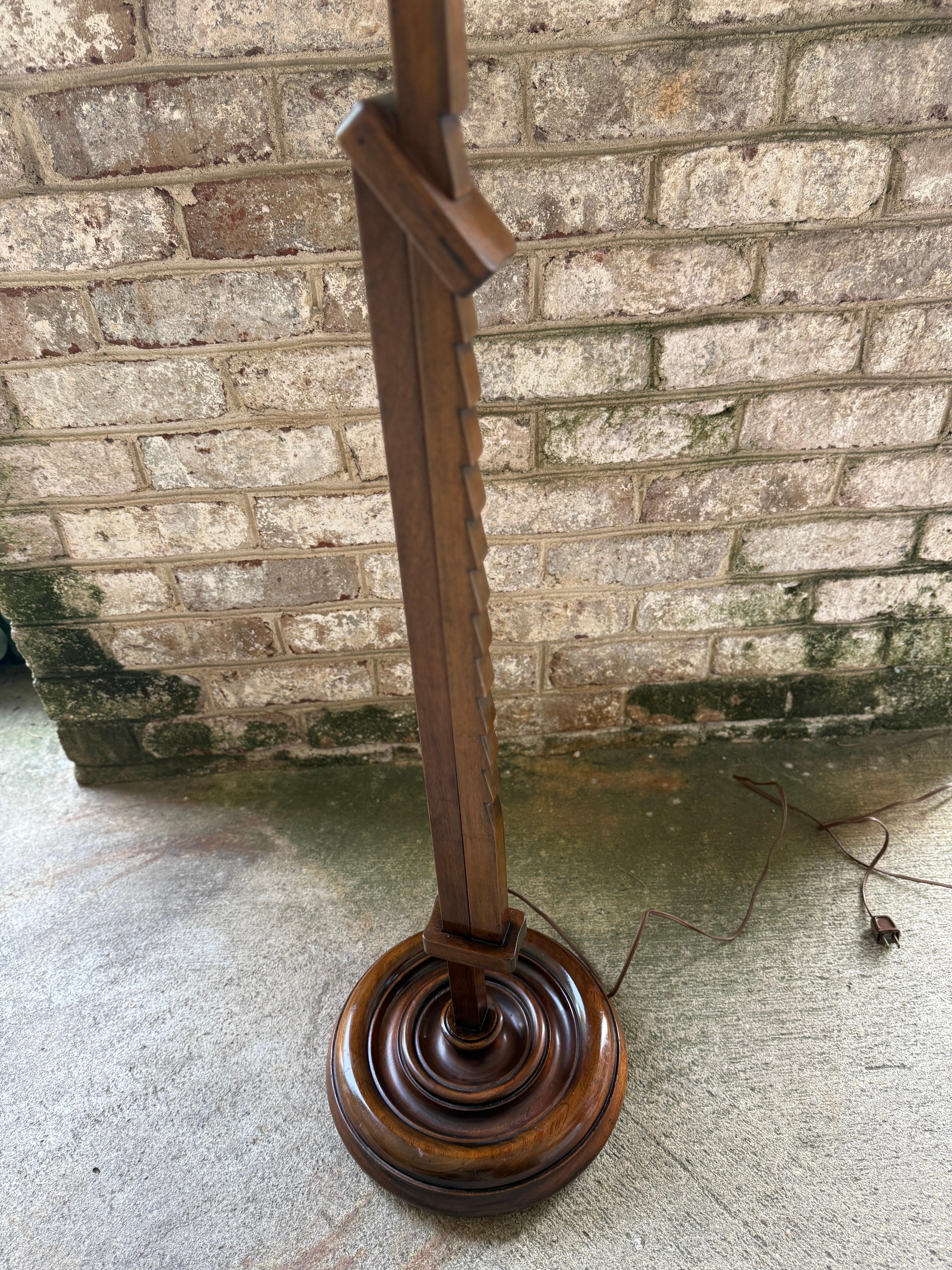 Lampada da terra in stile Frances Elkins a cricchetto regolabile in mogano in vendita 5