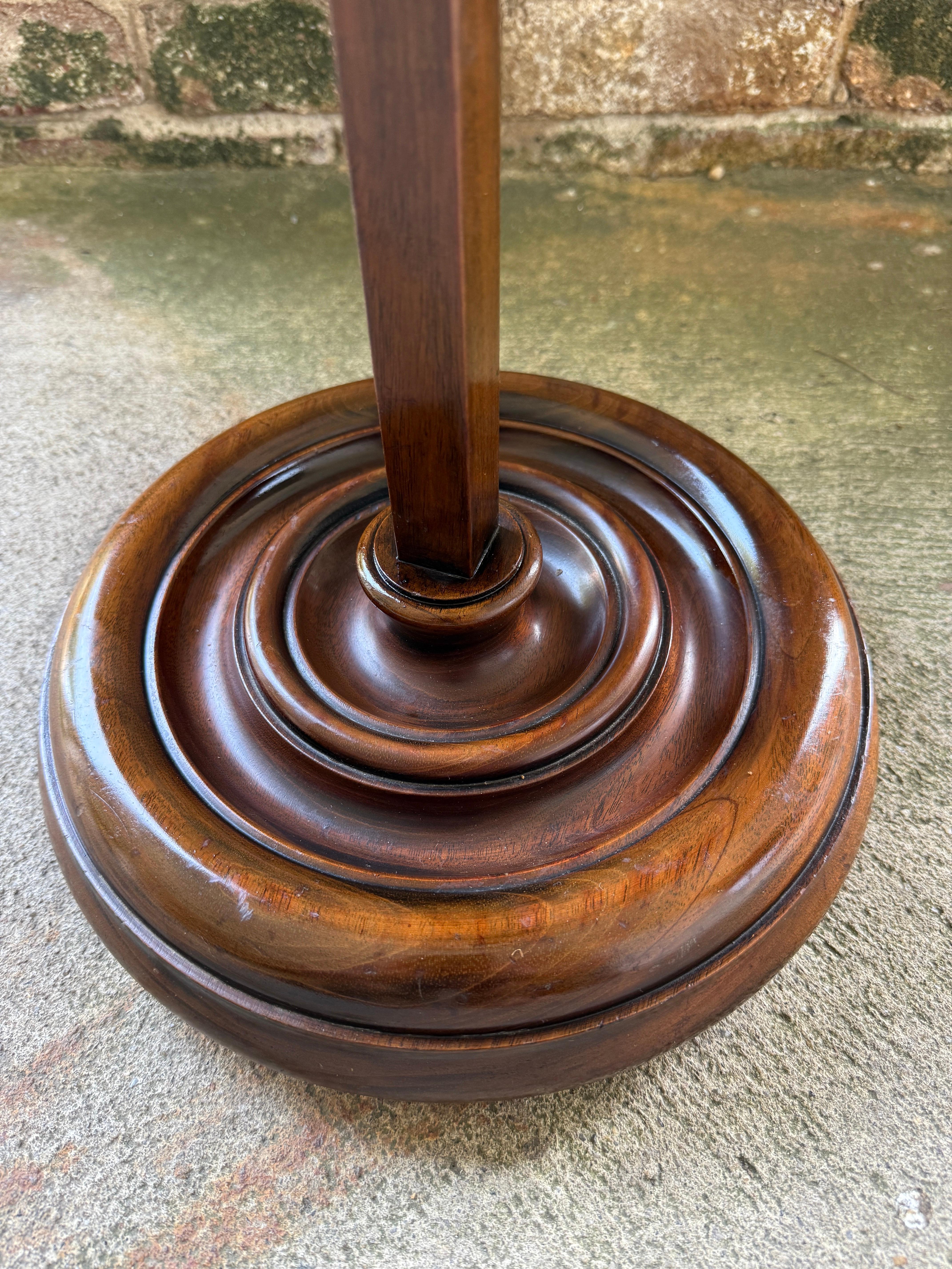 Si tratta di una splendida lampada a stelo in mogano con un meccanismo a cricchetto in stile industriale per regolare l'altezza.  Una meravigliosa base tornita di 12 pollici di diametro.  La lampada è alta 57,5 pollici nella parte più bassa e 74,5