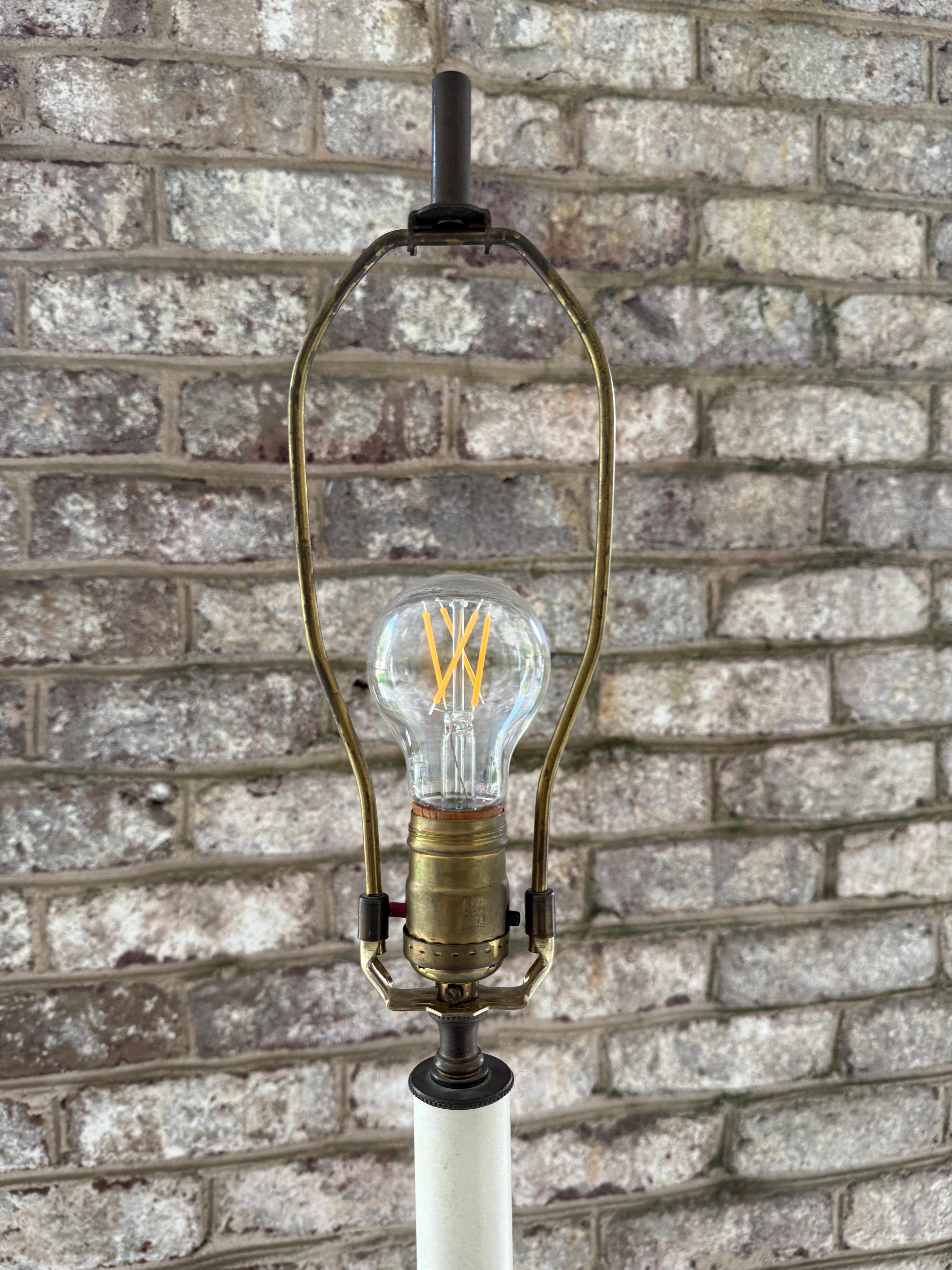 Americano Lampada da terra in stile Frances Elkins a cricchetto regolabile in mogano in vendita