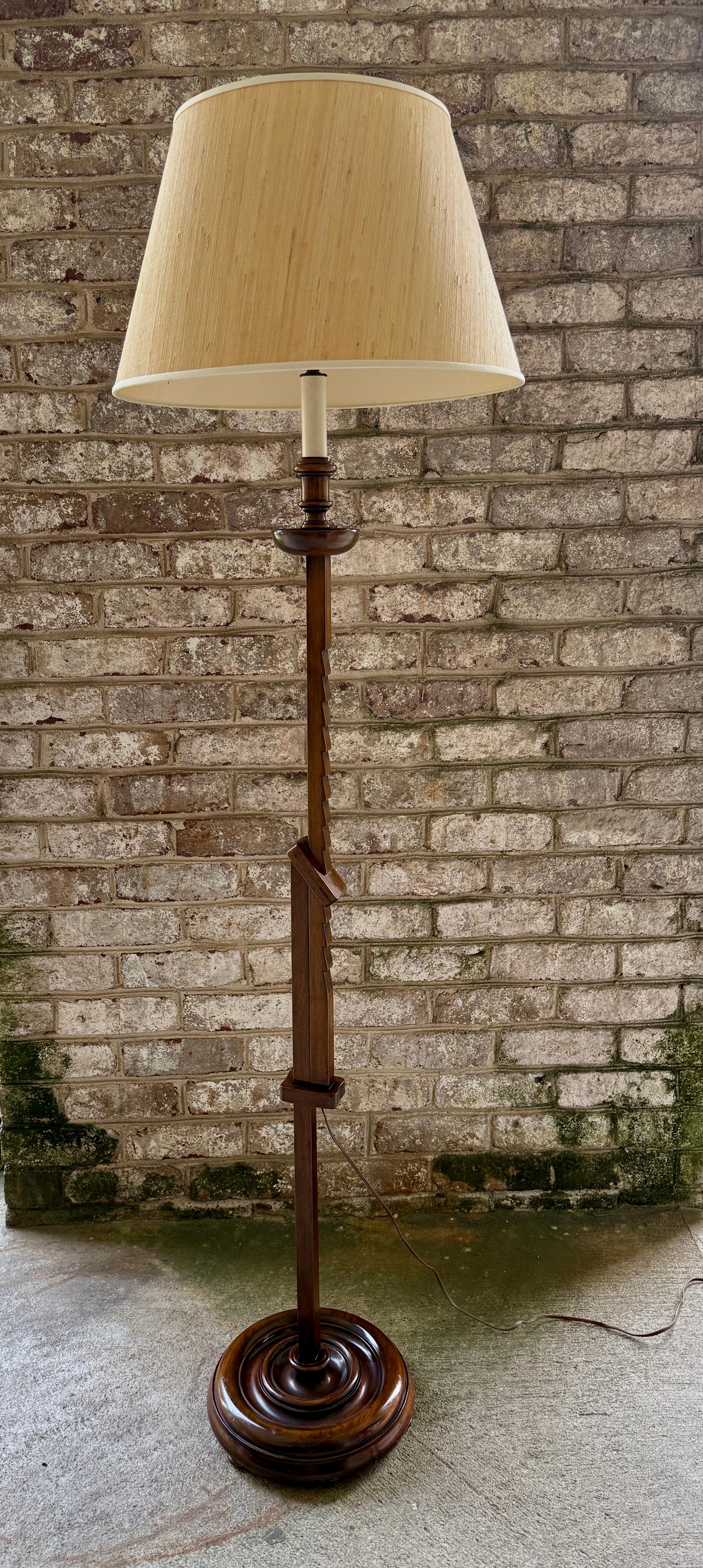 Lampada da terra in stile Frances Elkins a cricchetto regolabile in mogano In condizioni buone in vendita a North Miami, FL