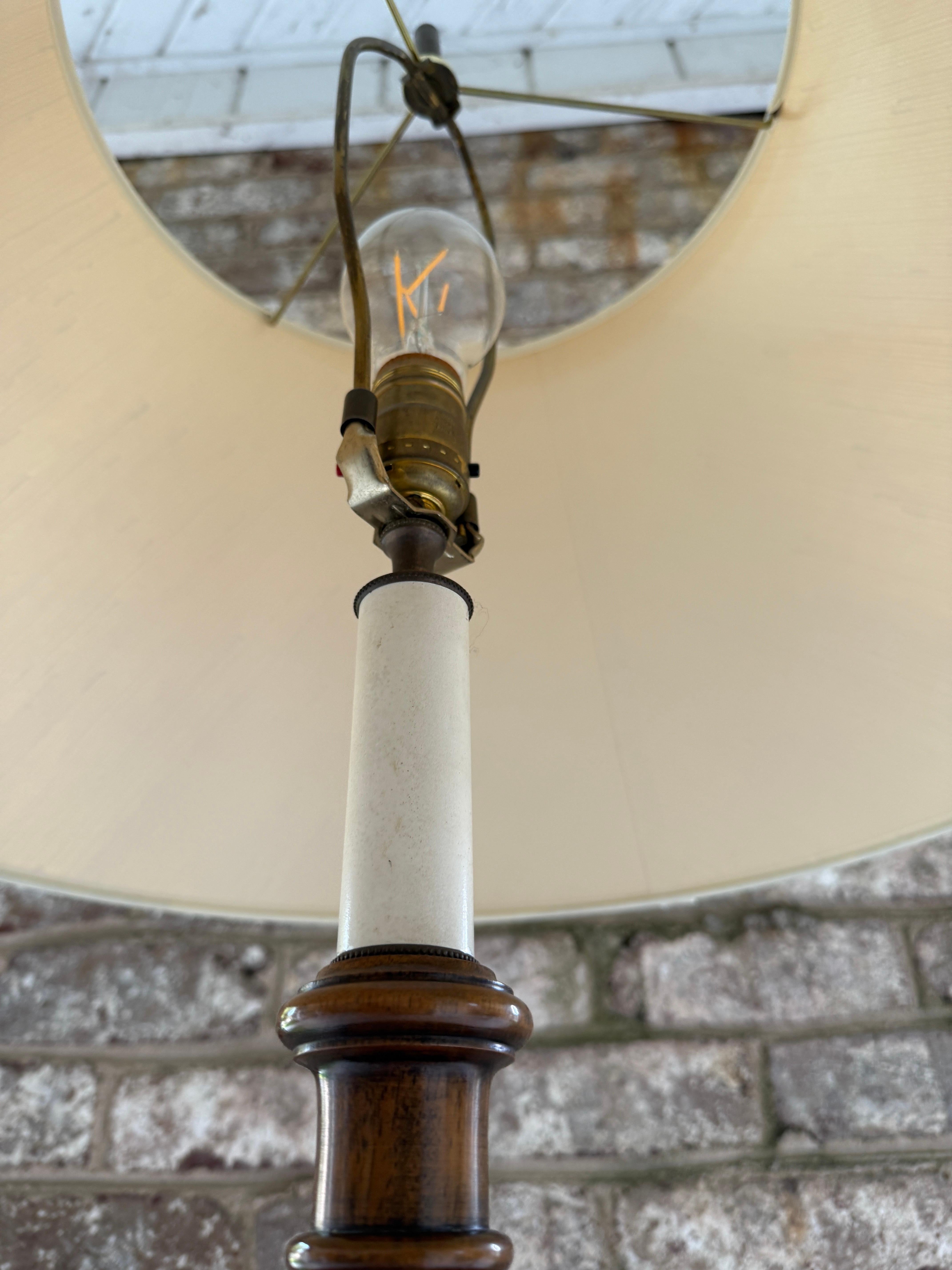 Lampada da terra in stile Frances Elkins a cricchetto regolabile in mogano in vendita 2