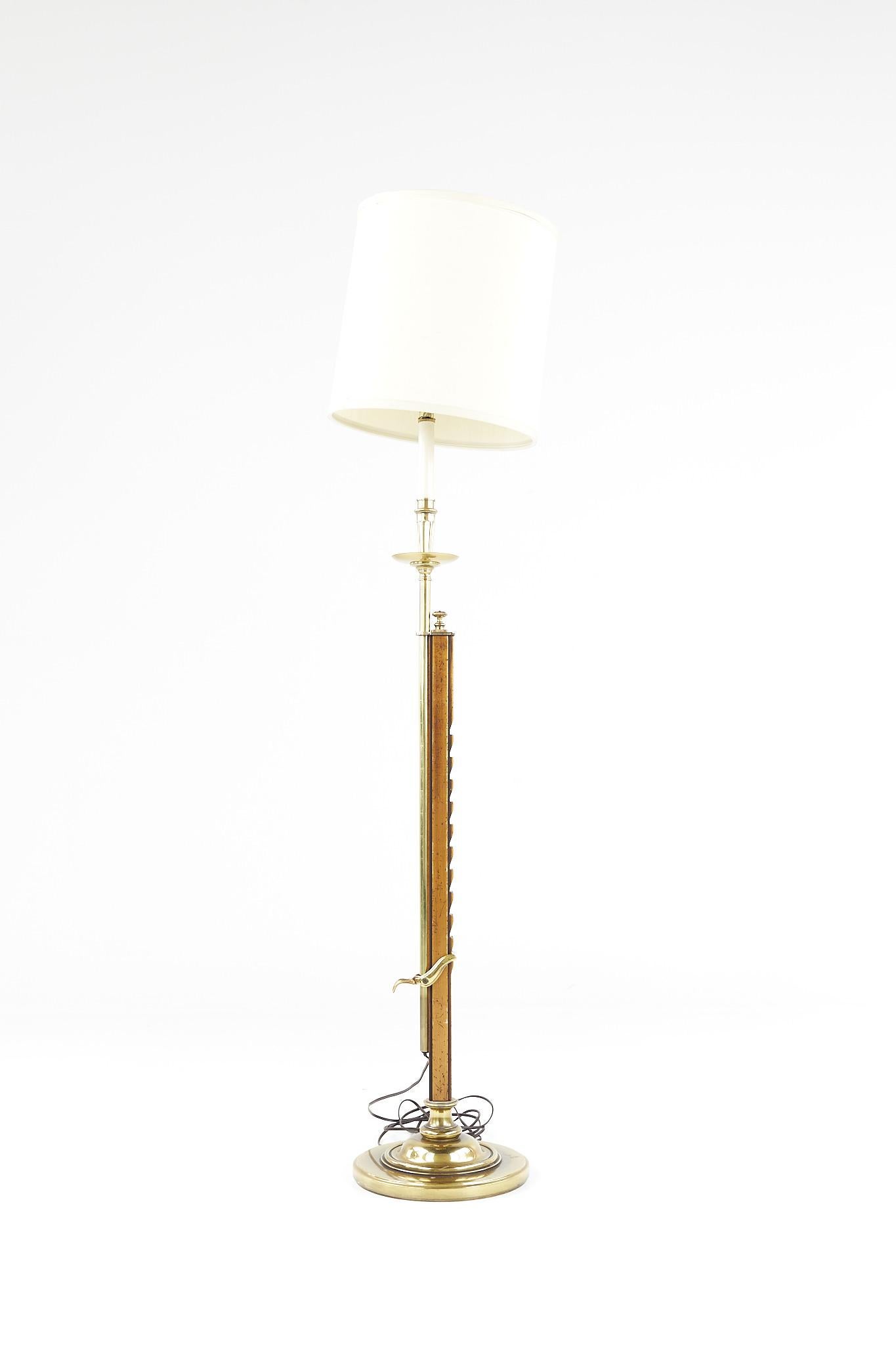 Fine XX secolo Lampada da terra regolabile in ottone e legno di rovere in stile Frances Elkins, metà del secolo scorso in vendita