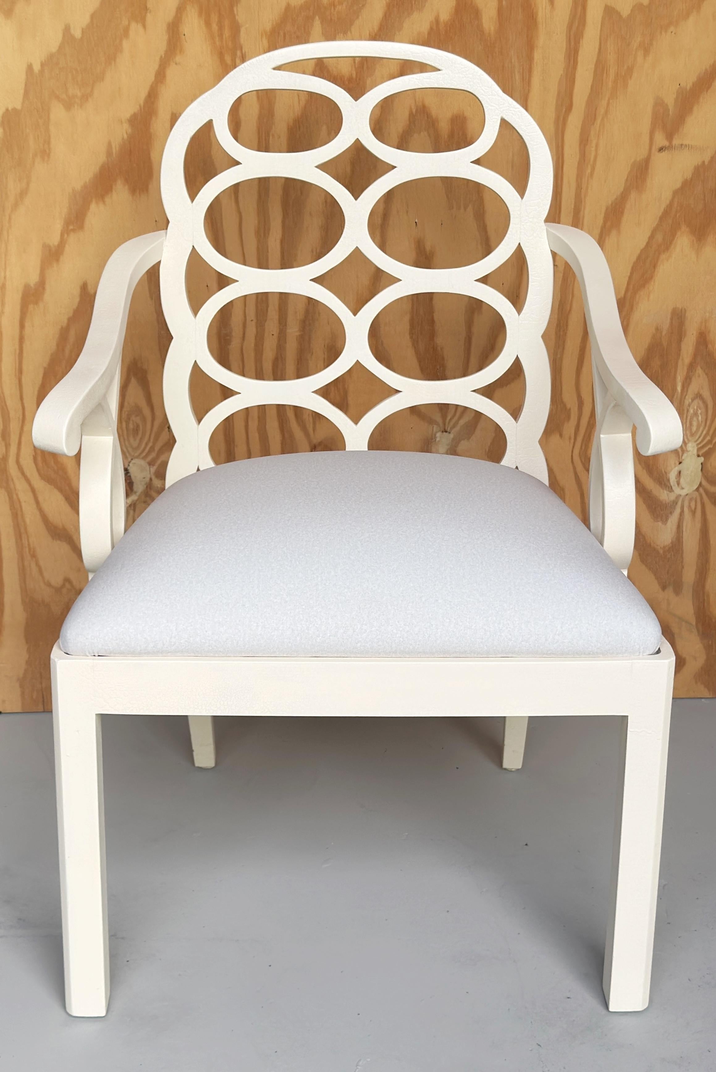 Moderno Poltrona Looping laccata bianca in stile Frances Elkins in vendita