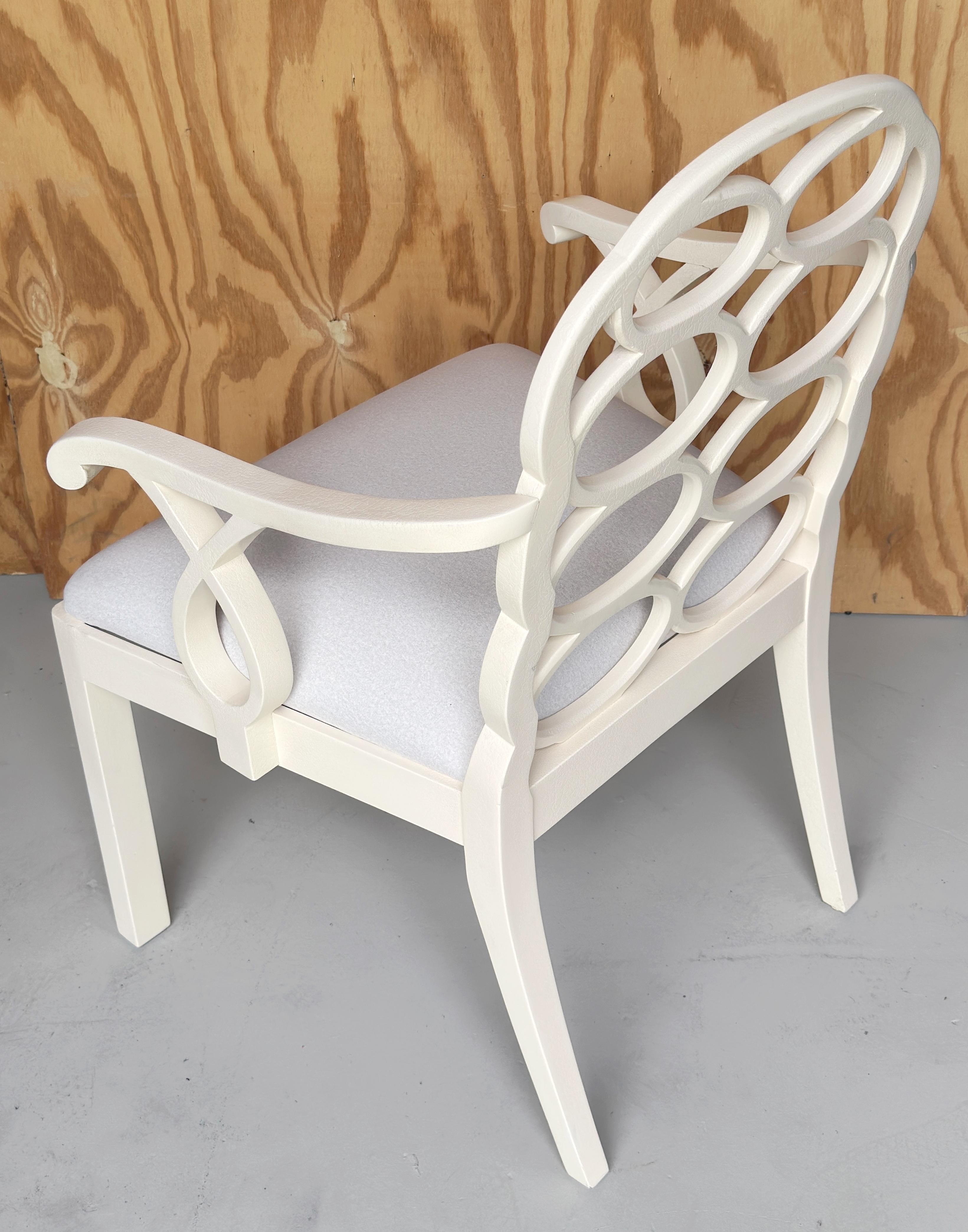 Intagliato Poltrona Looping laccata bianca in stile Frances Elkins in vendita