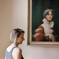 Edith, avec le portrait de son ancêtre