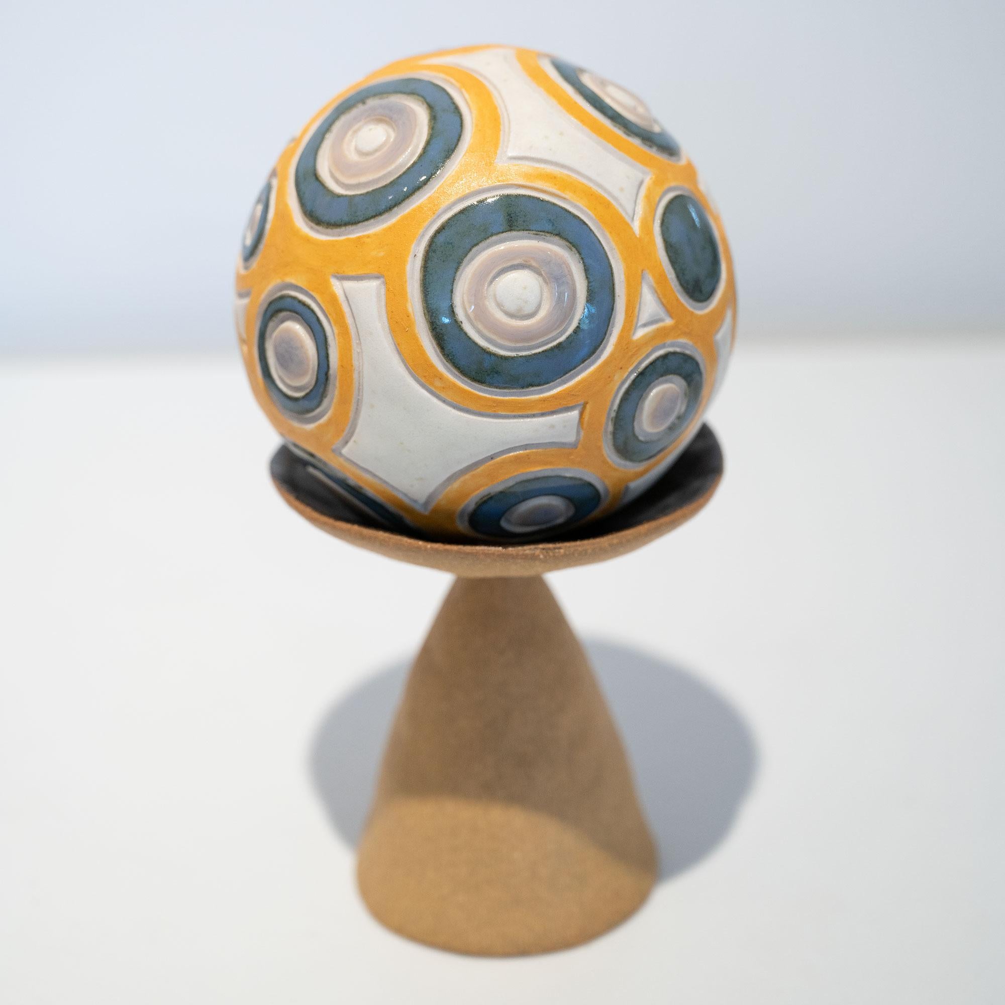 Abstract Sculpture de Frances Parker - Manzana grande dorada 1