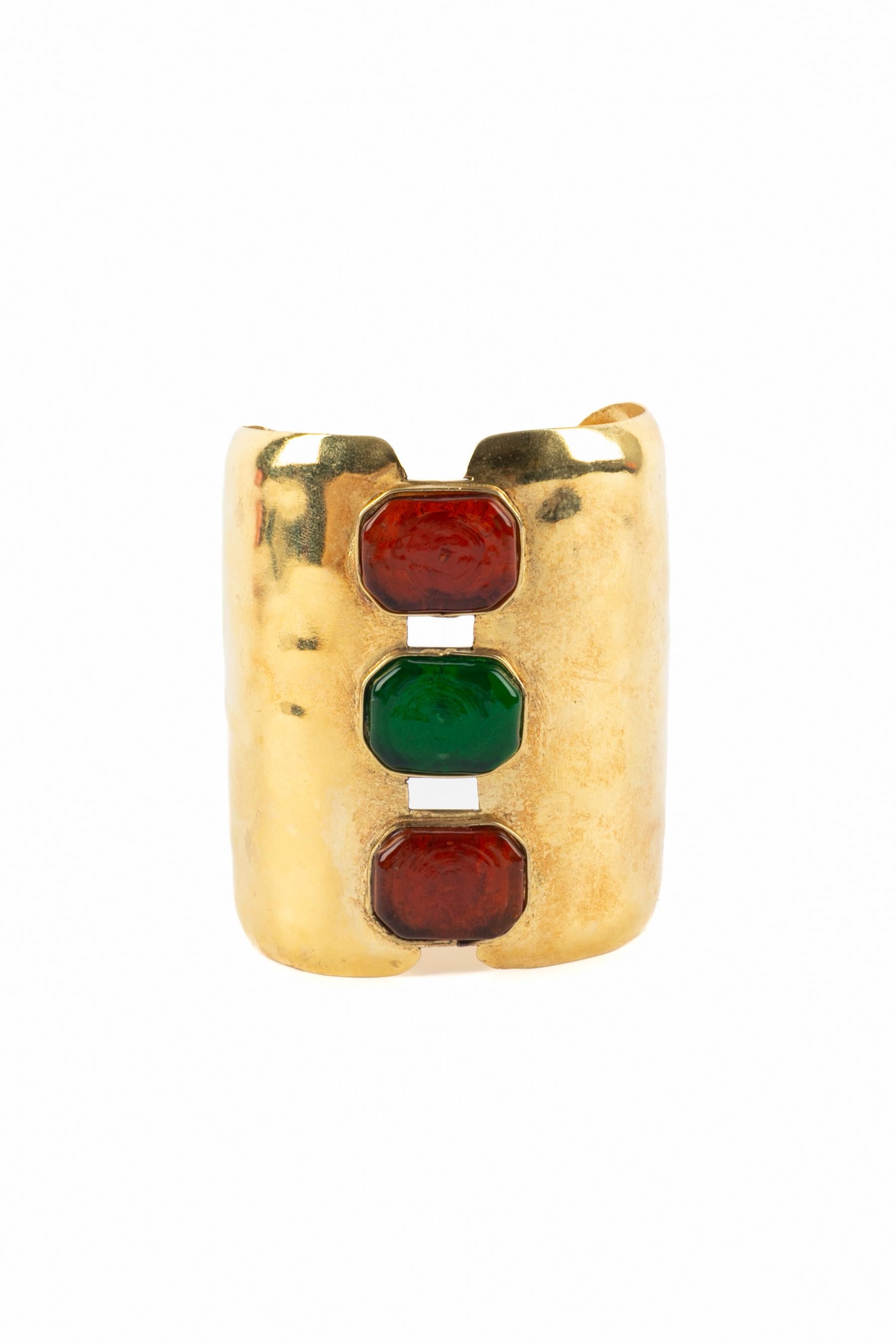 FRANCES PATIKY STEIN - (Made in France) Geschlagenes goldenes Metallarmband mit orangefarbenen und grünen Cabochons aus Glaspaste.

Bedingung:
Sehr guter Zustand

Abmessungen:
Umfang des Handgelenks: 15 cm - Öffnung: 3 cm - Höhe: 7,4 cm

SKU:BRA8


