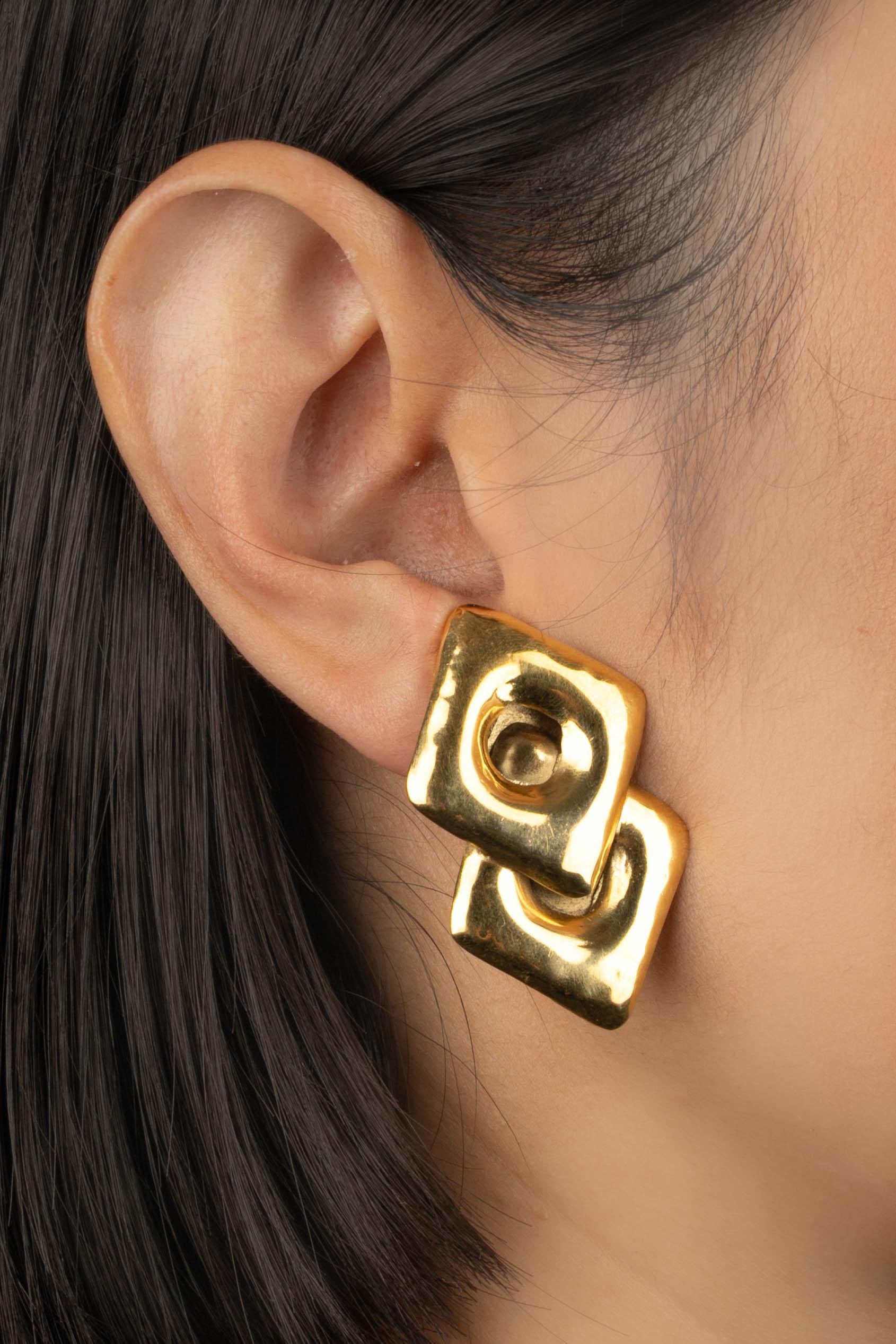 Frances Patiky Stein - Boucles d'oreilles à clip en métal doré.

Informations complémentaires :
Condit : Très bon état.
Dimensions : Hauteur : 4,5 cm

Référence du vendeur : BO371
