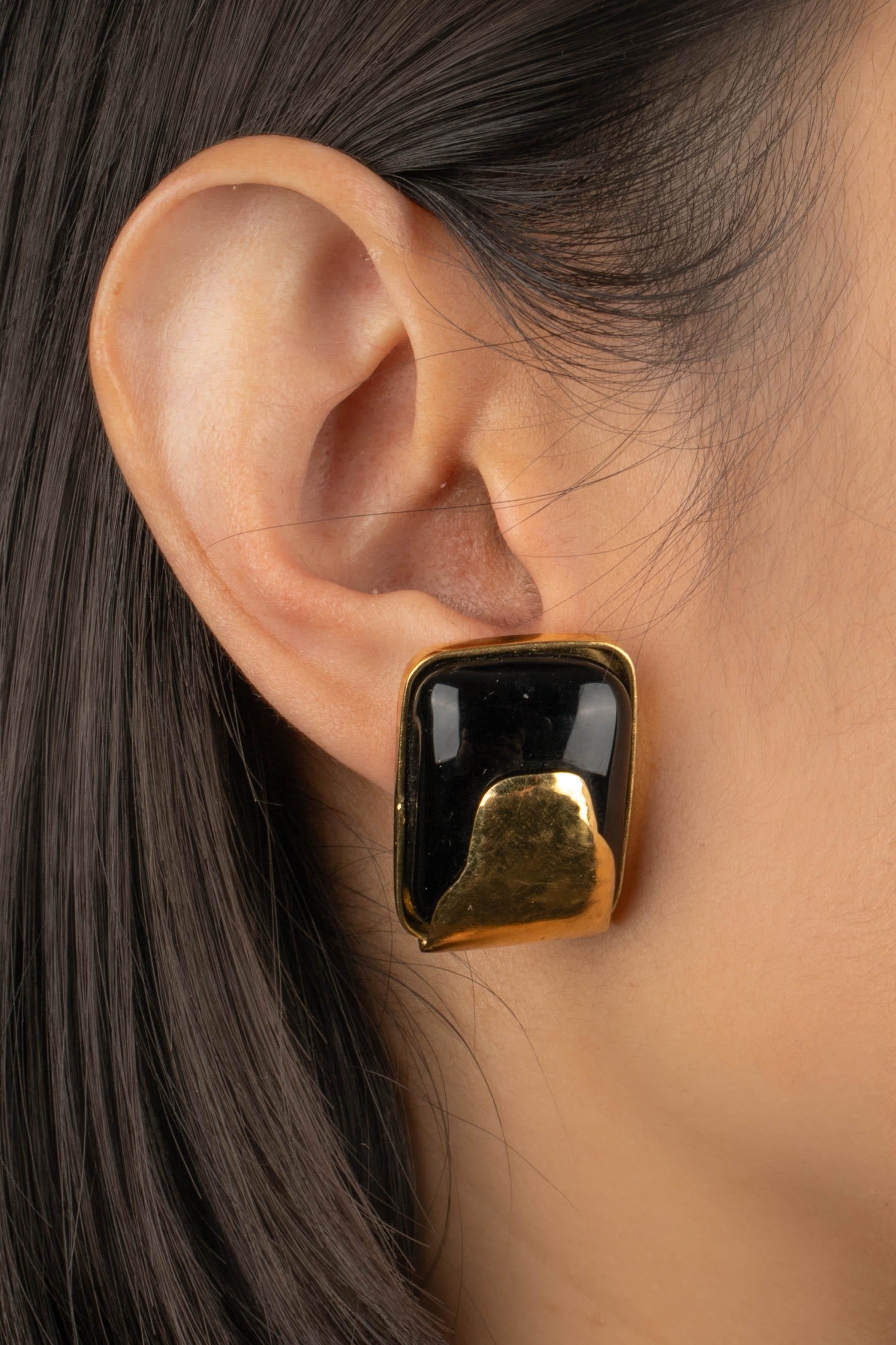 Frances Patiky Stein - (Fabriqué en France) Boucles d'oreilles à clip en métal doré avec pâte de verre noire.

Informations complémentaires :
Condit : Très bon état.
Dimensions : Hauteur : 3 cm

Référence du vendeur : BO373
