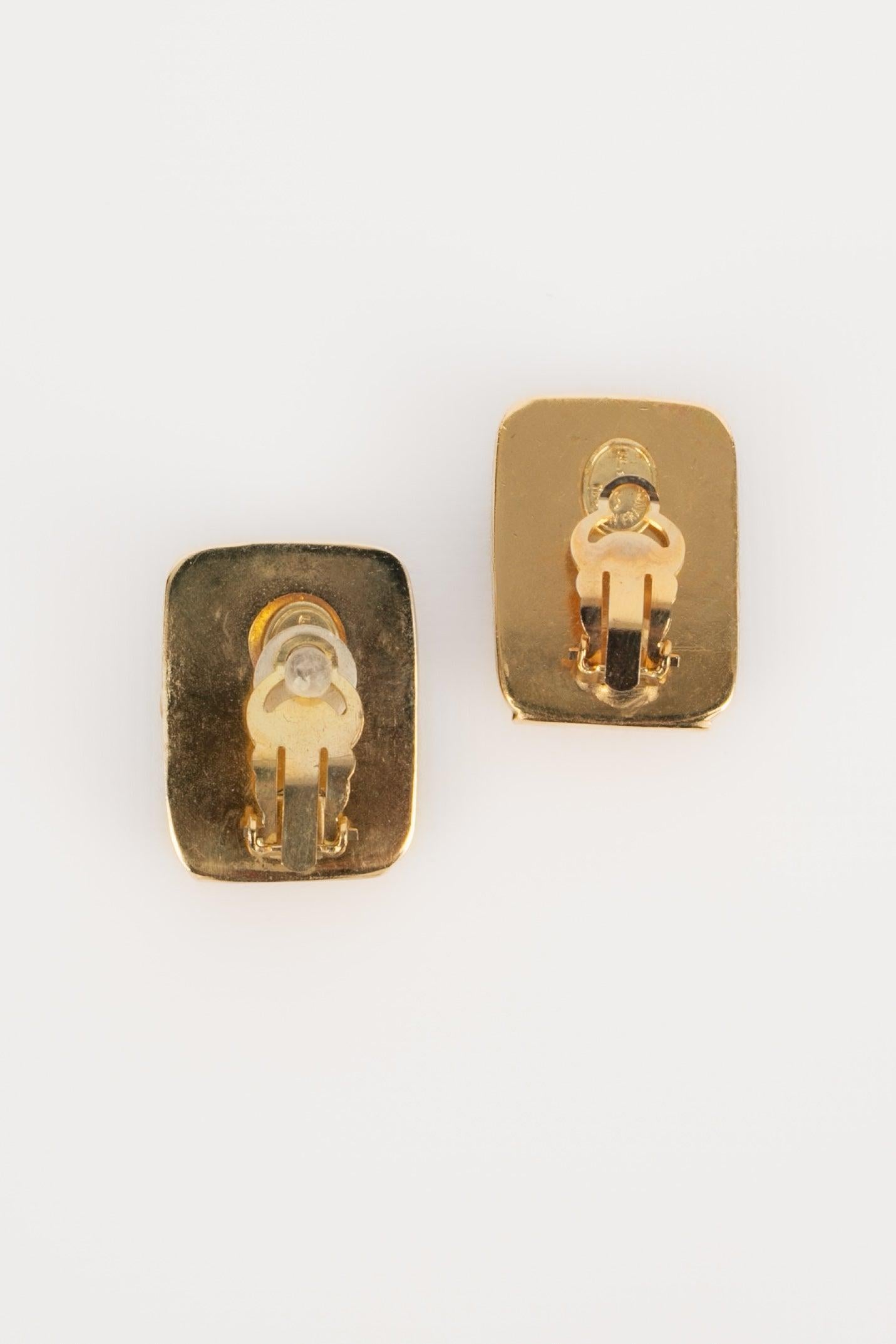 Frances Patiky Boucles d'oreilles Stein à clip avec pâte de verre noire Pour femmes en vente