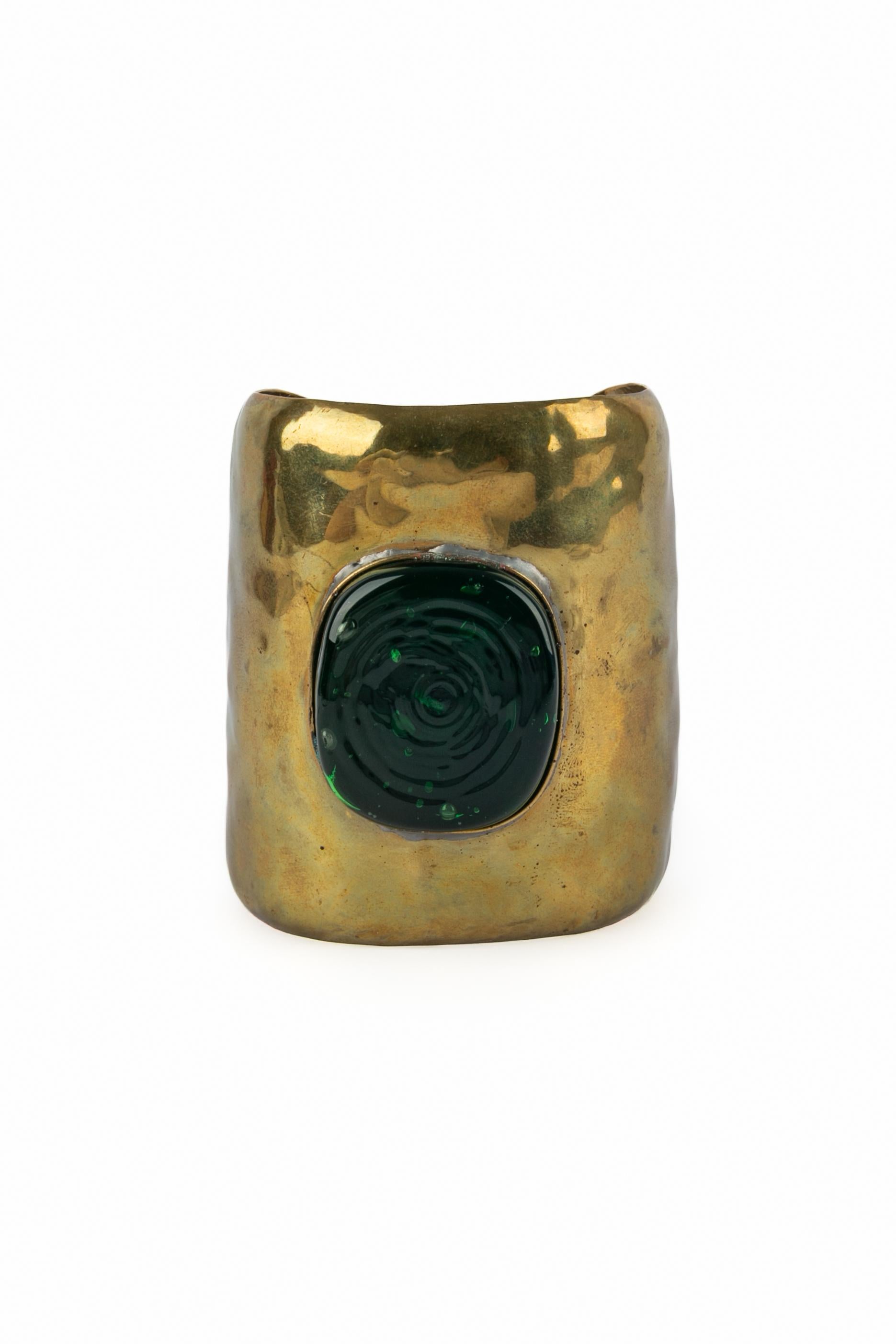 FRANCES PATIKY STEIN - Beaten golden metal cuff bracelet with green glass paste. Good general condition. To be mentioned, some golden lacks.

Condition:
Good condition

Dimensions:
Wrist circumference: 14.5 cm

SKU:BRA44


