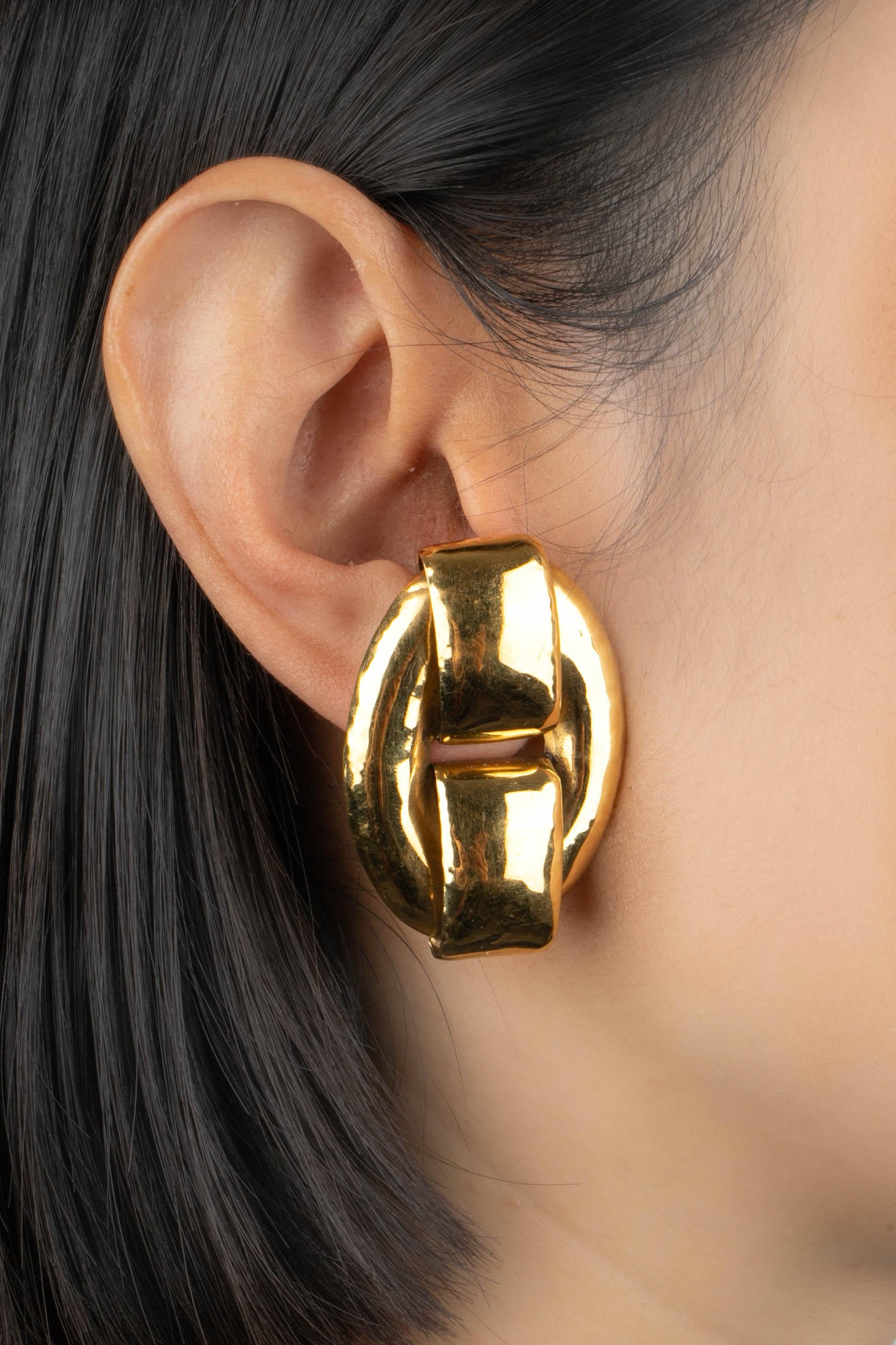 Frances Patiky Stein - Golden metal clip-on earrings.

Additional information:
Condition: Very good condition
Dimensions: Height: 4 cm

Seller Reference: BO370
