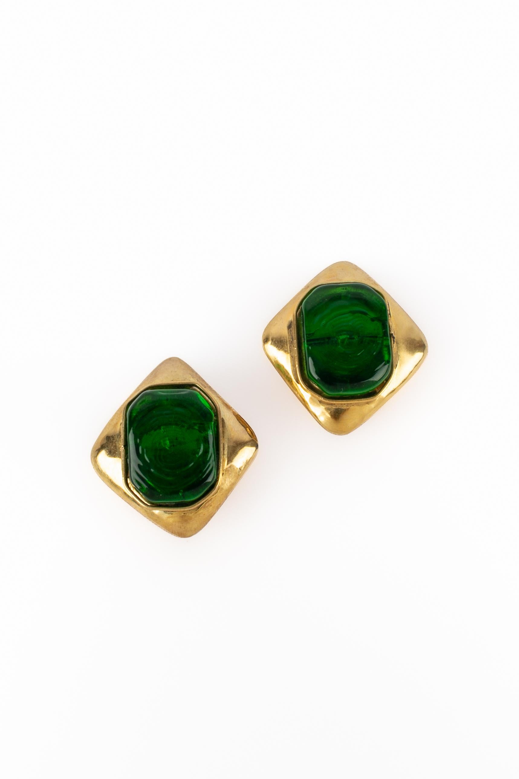FRANCES PATIKY STEIN - Goldene Ohrringe aus Metall mit grüner Glaspaste.

Bedingung:
Sehr guter Zustand

Abmessungen:
Höhe: 3.2 cm

SKU:BO50