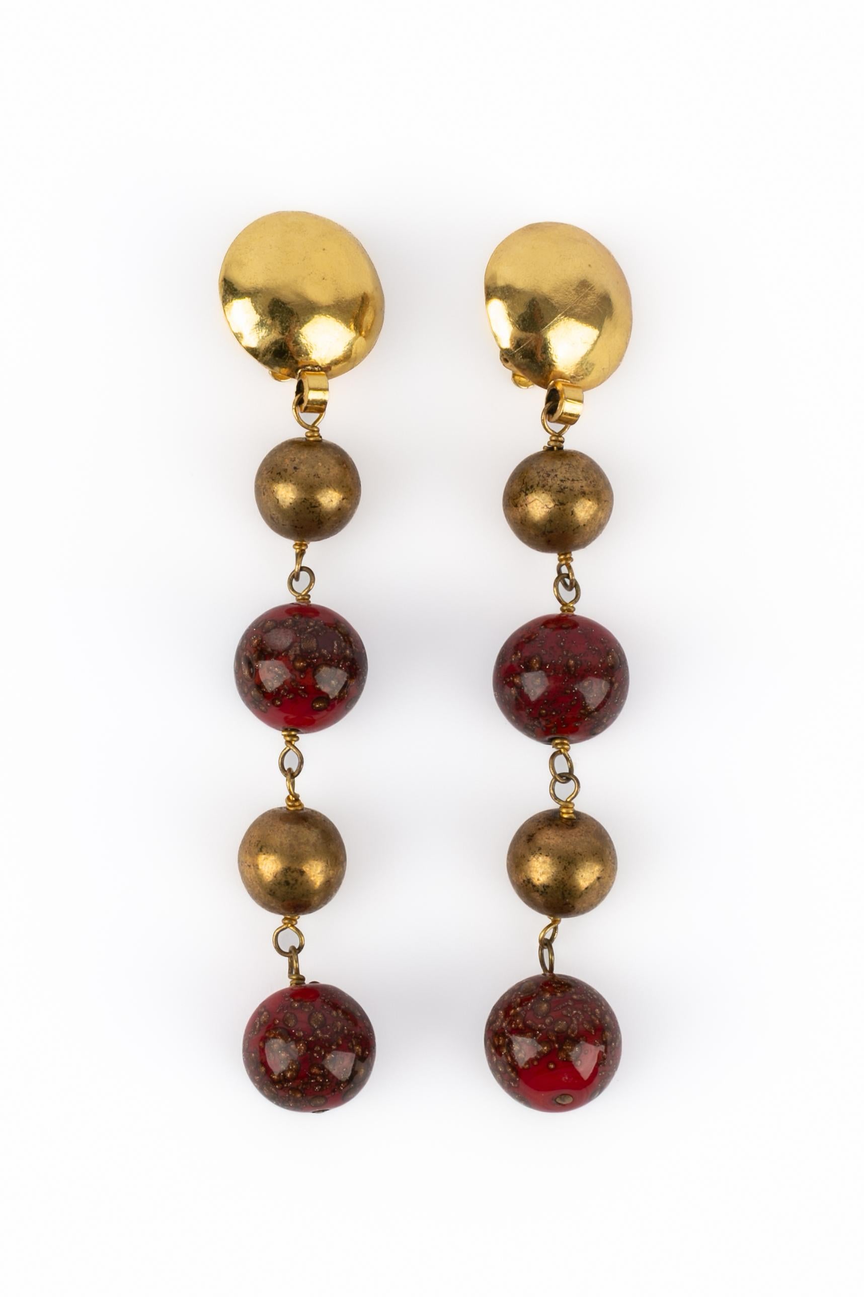 FRANCES PATIKY STEIN - (Made in France) Goldene Ohrringe aus Metall mit roten Glaspaste-Perlen.

Bedingung:
Sehr guter Zustand

Abmessungen:
Höhe: 11 cm

SKU:BO84