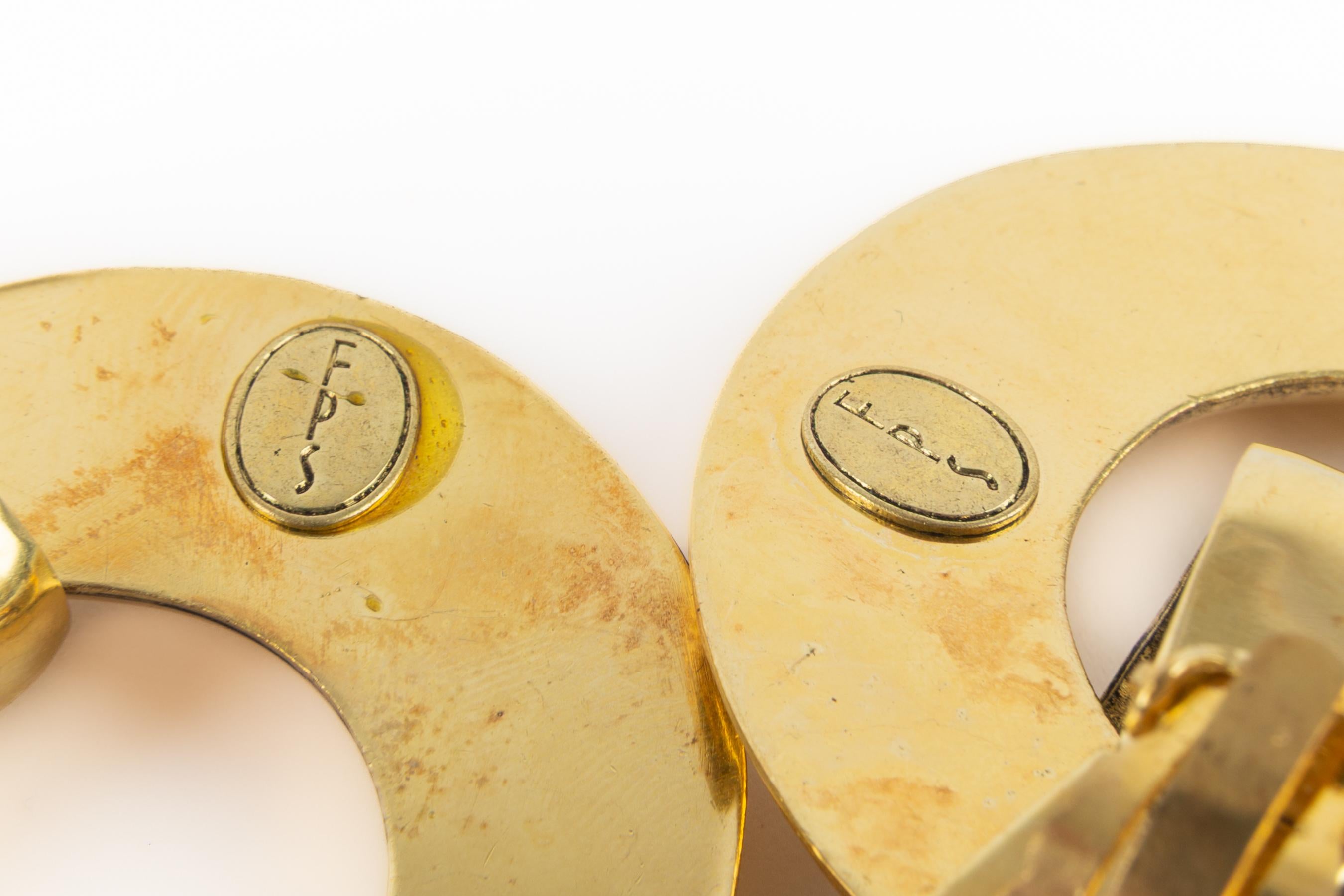 FRANCES PATIKY STEIN - (Made in France) Orecchini a clip in metallo dorato.

Condizioni:
Ottime condizioni

Dimensioni:
Lunghezza: 6.5 cm

SKU:BO442