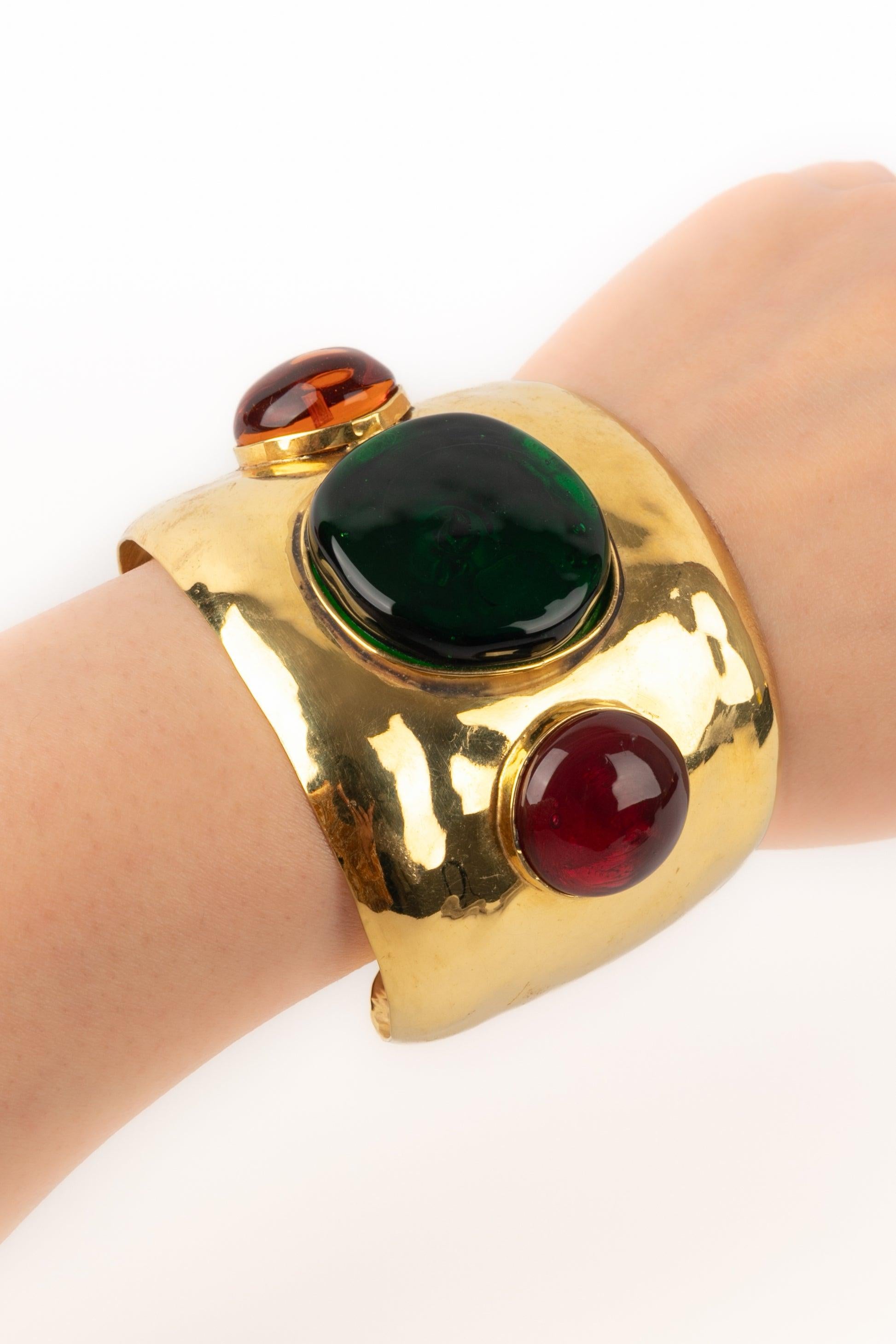 FRANCES PATIKY STEIN - (Made in France) Golden metal cuff bracelet with multicolored glass paste.

Additional information:
Condition: Very good condition
Dimensions: Length: 16 cm - Opening: 2.5 cm

SKU:BRA46