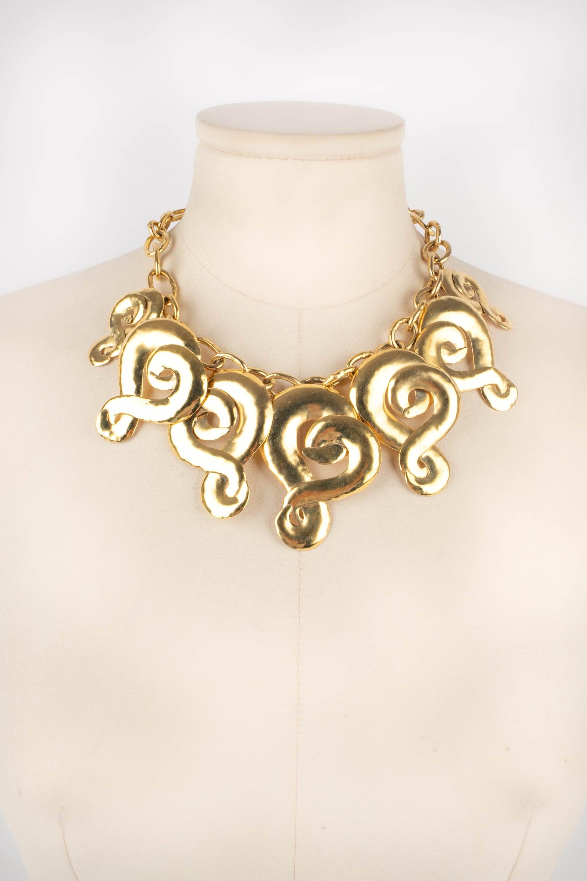 Frances Patiky Stein - Collar articulado de metal dorado.

Más información:
Estado: Muy buen estado
Dimensiones: Longitud: de 30 cm a 42 cm

Referencia del vendedor: BC124