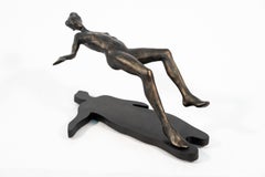Un vacío - escultura figurativa, femenina, de resina y madera, de sobremesa