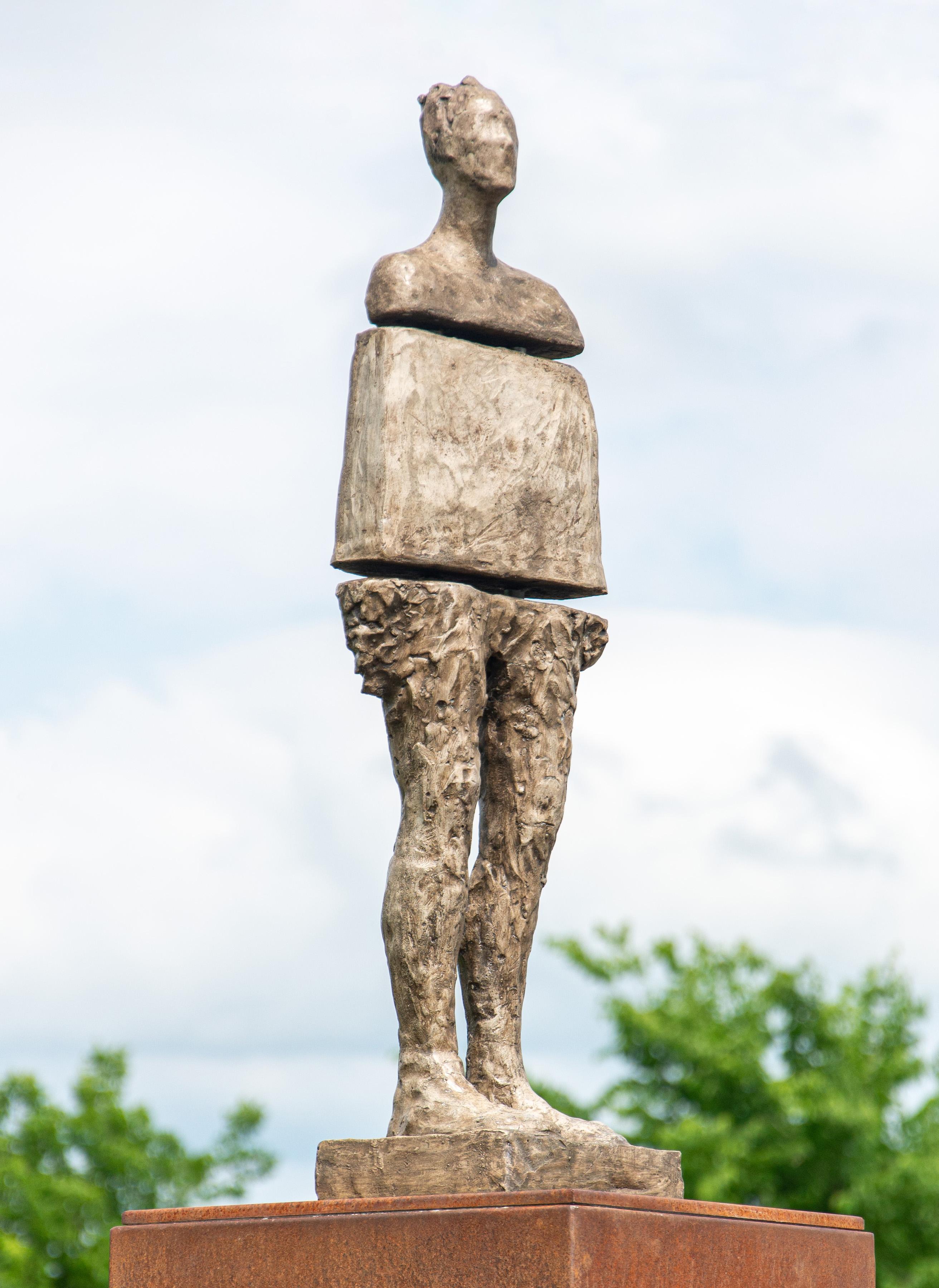 Vordr - escultura exterior alta, figurativa, masculina, de polímero, yeso y acero - Sculpture Contemporáneo de Frances Semple
