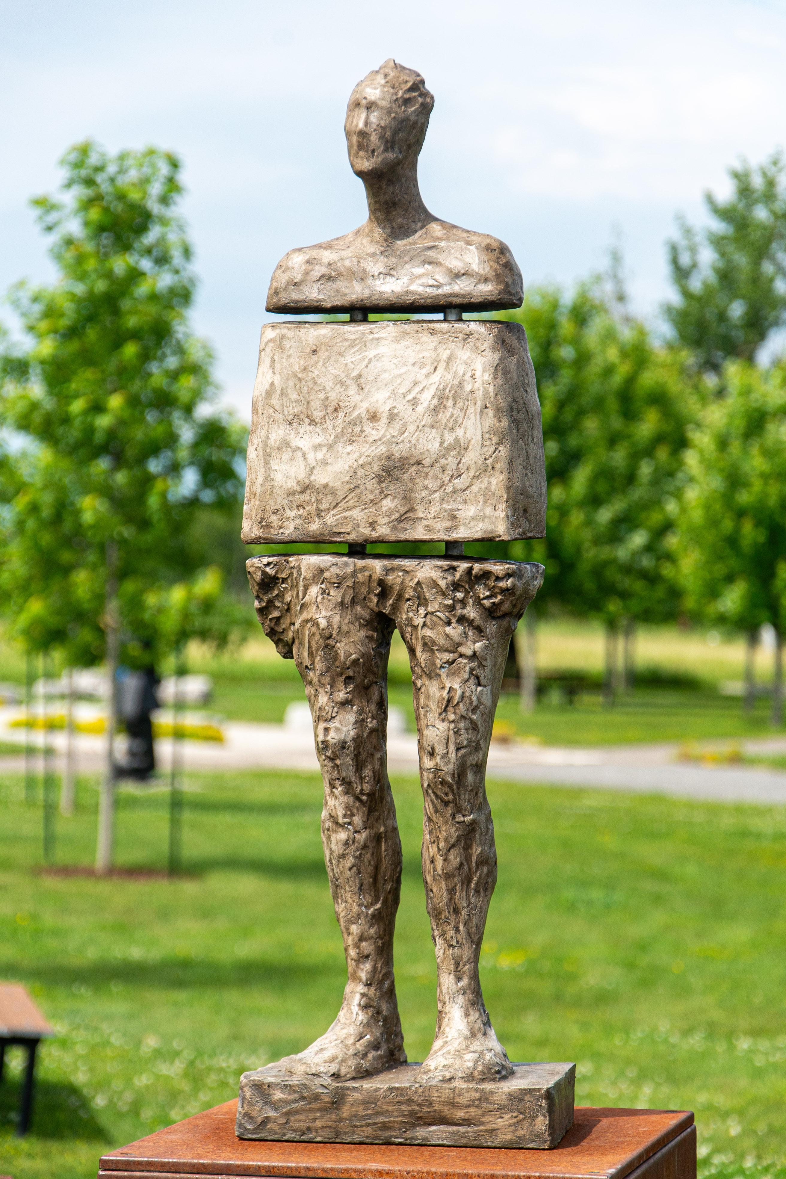 Vordr - escultura exterior alta, figurativa, masculina, de polímero, yeso y acero 1