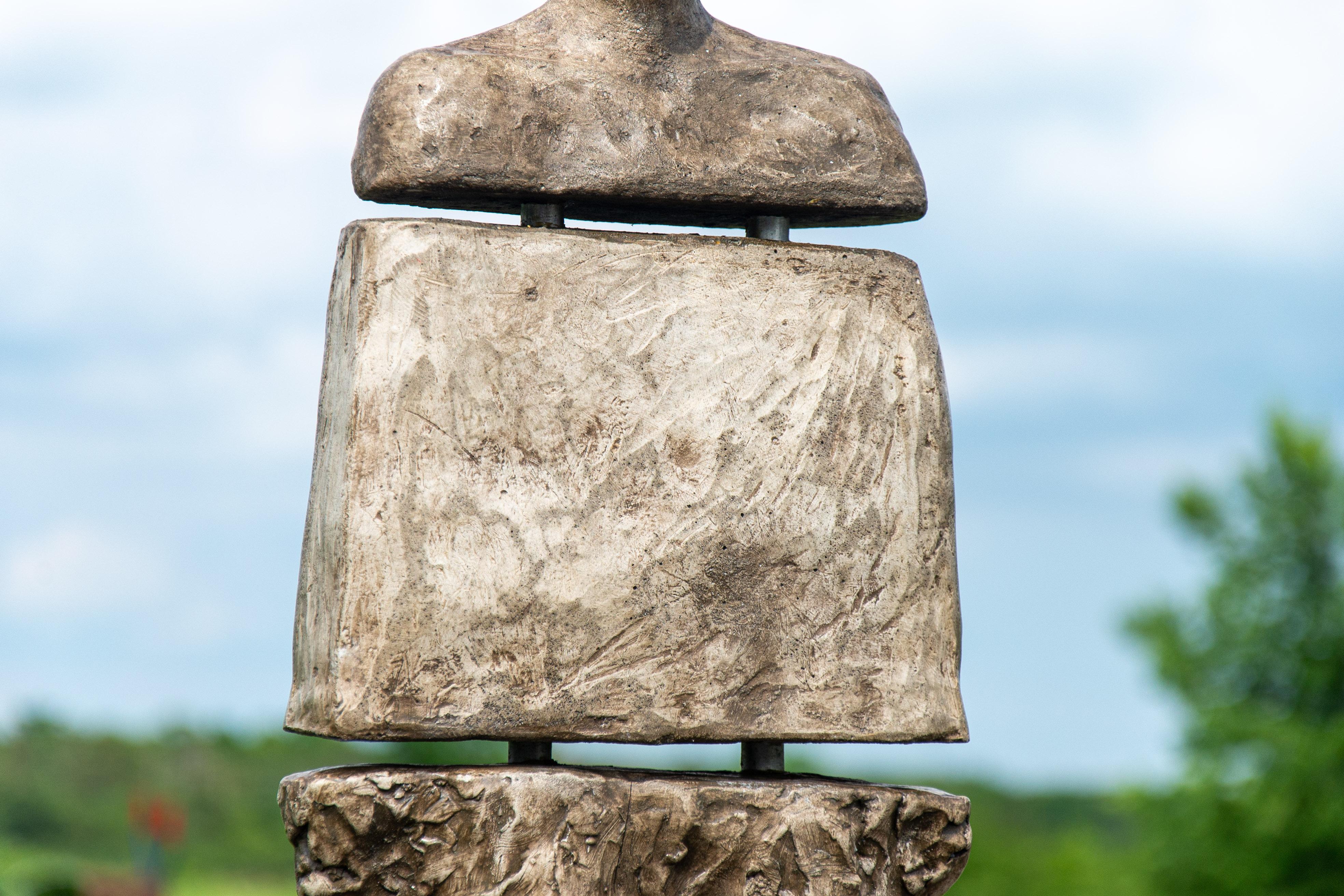 Vordr - escultura exterior alta, figurativa, masculina, de polímero, yeso y acero 2