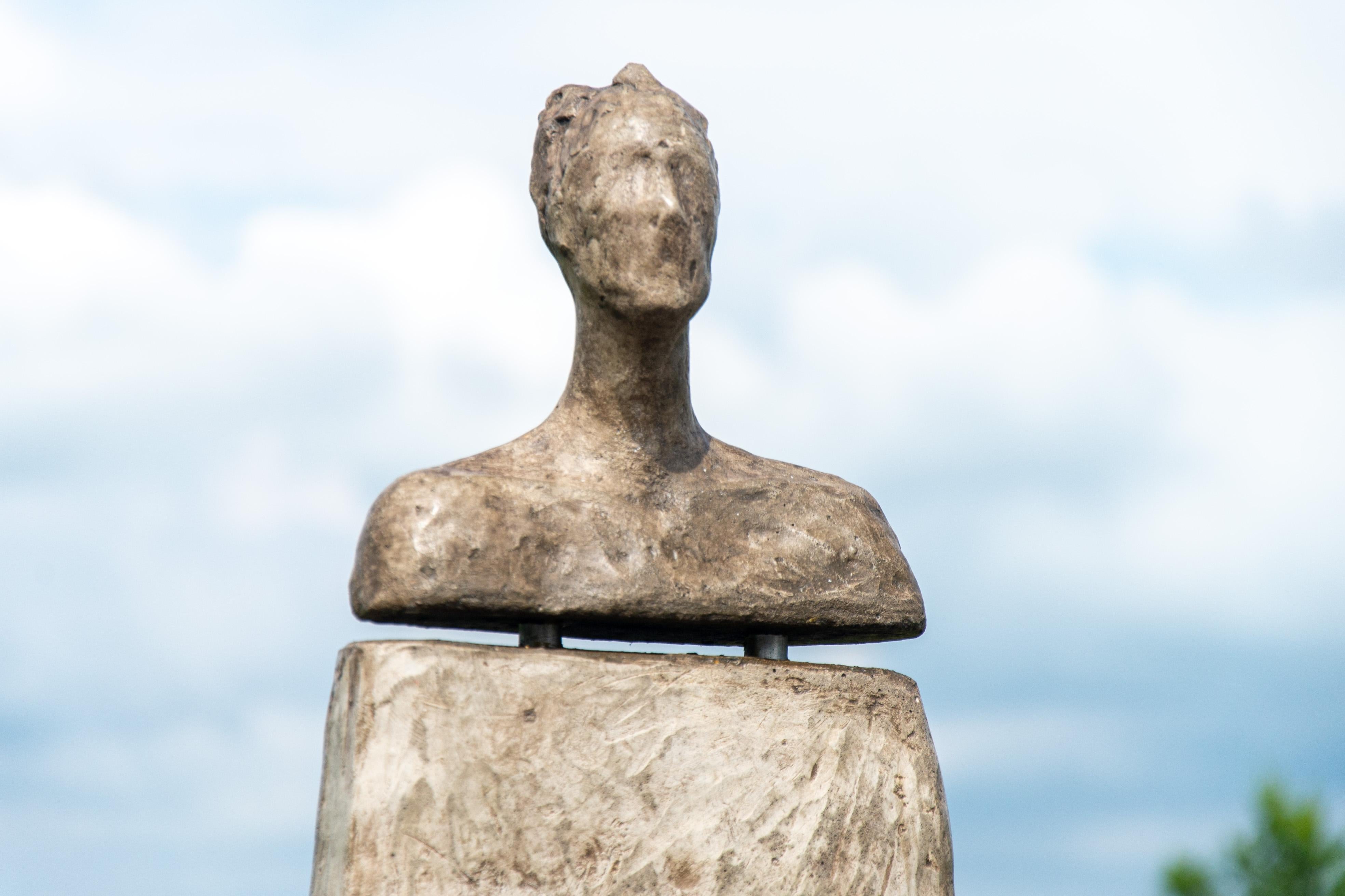 Vordr - escultura exterior alta, figurativa, masculina, de polímero, yeso y acero 3