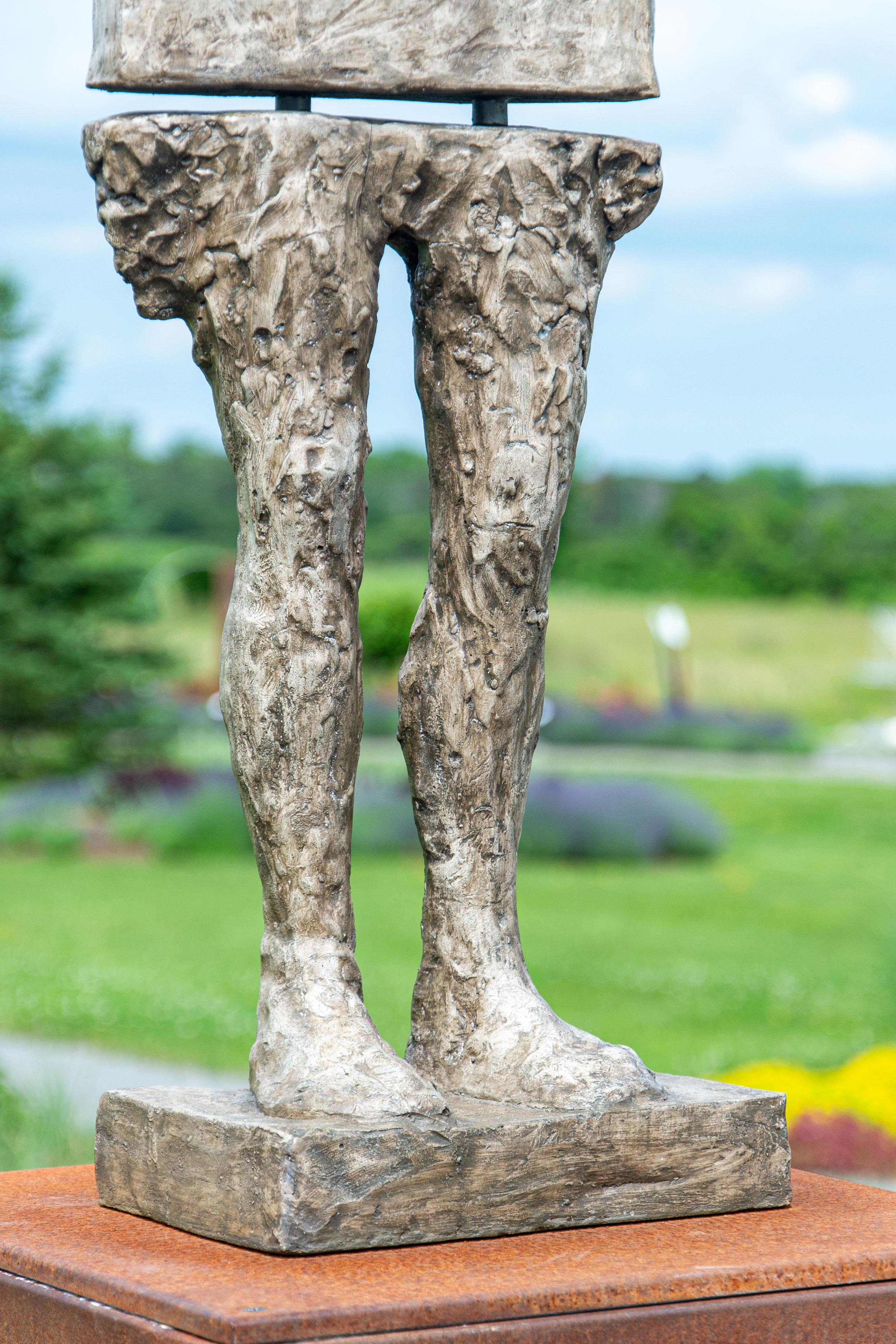 Vordr - escultura exterior alta, figurativa, masculina, de polímero, yeso y acero 4
