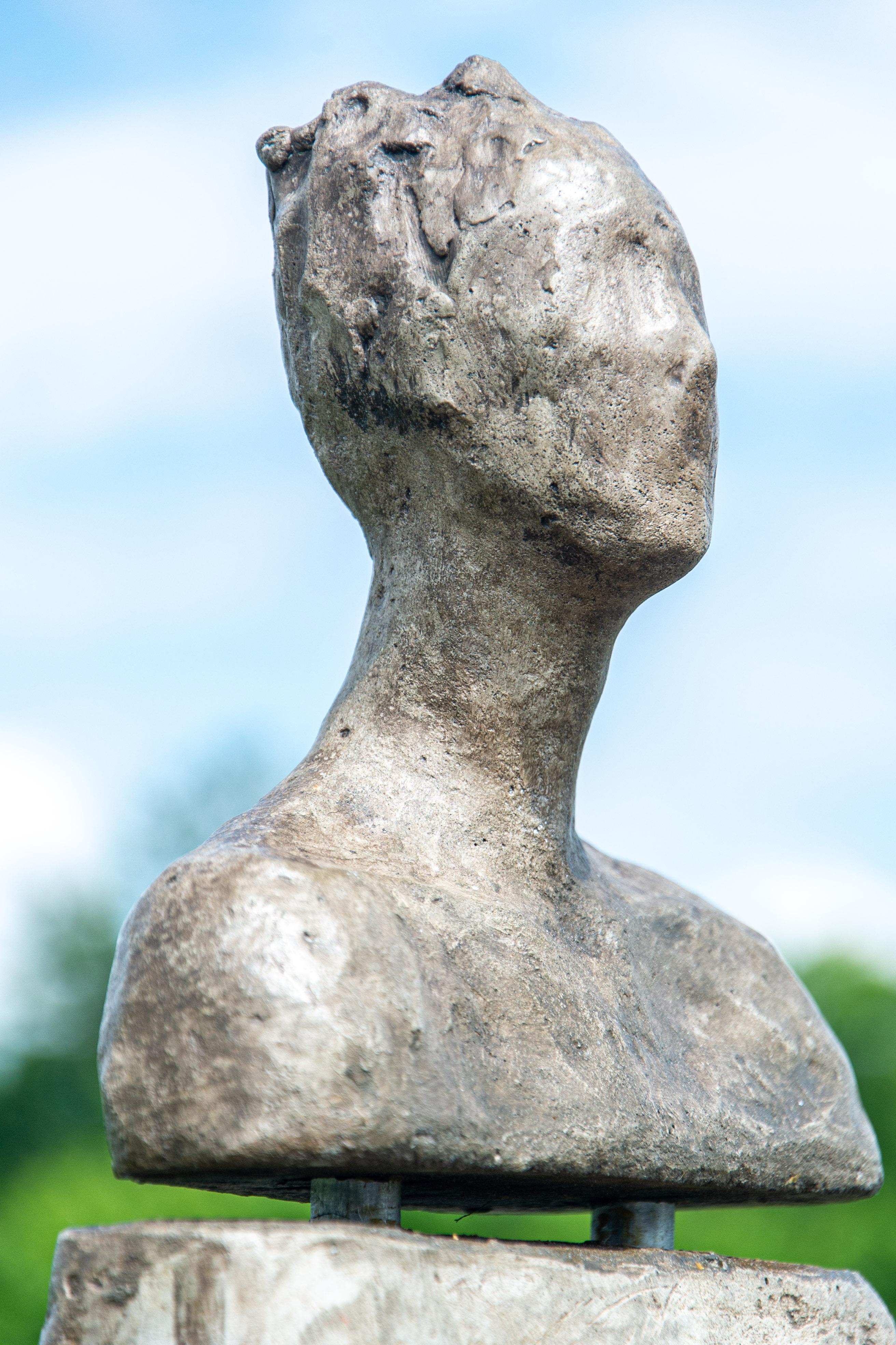 Vordr - escultura exterior alta, figurativa, masculina, de polímero, yeso y acero 5
