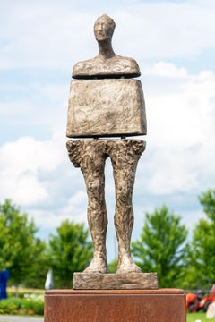 Vordr - escultura exterior alta, figurativa, masculina, de polímero, yeso y acero