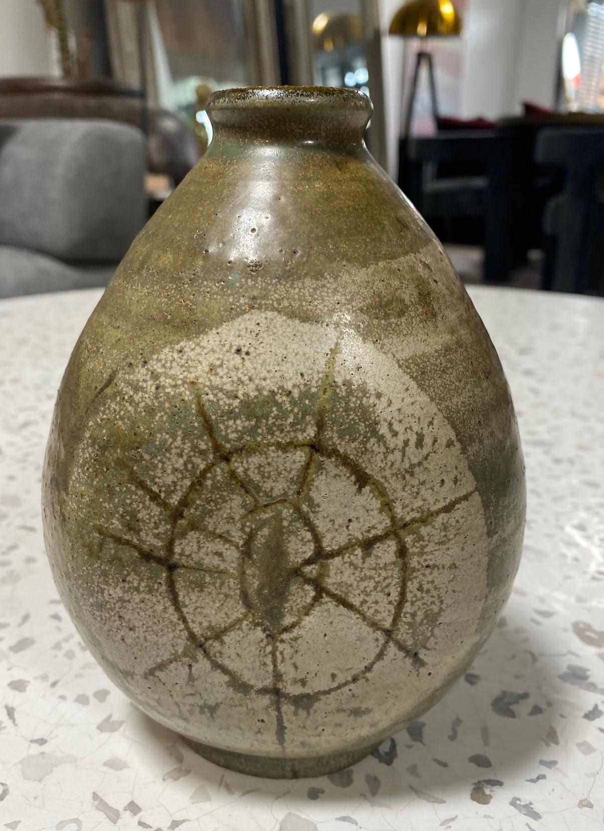 Frances Senska Signed Mid-Century Modern Montana Studio Pottery 3 Sided Art Vase In Good Condition In Studio City, CA