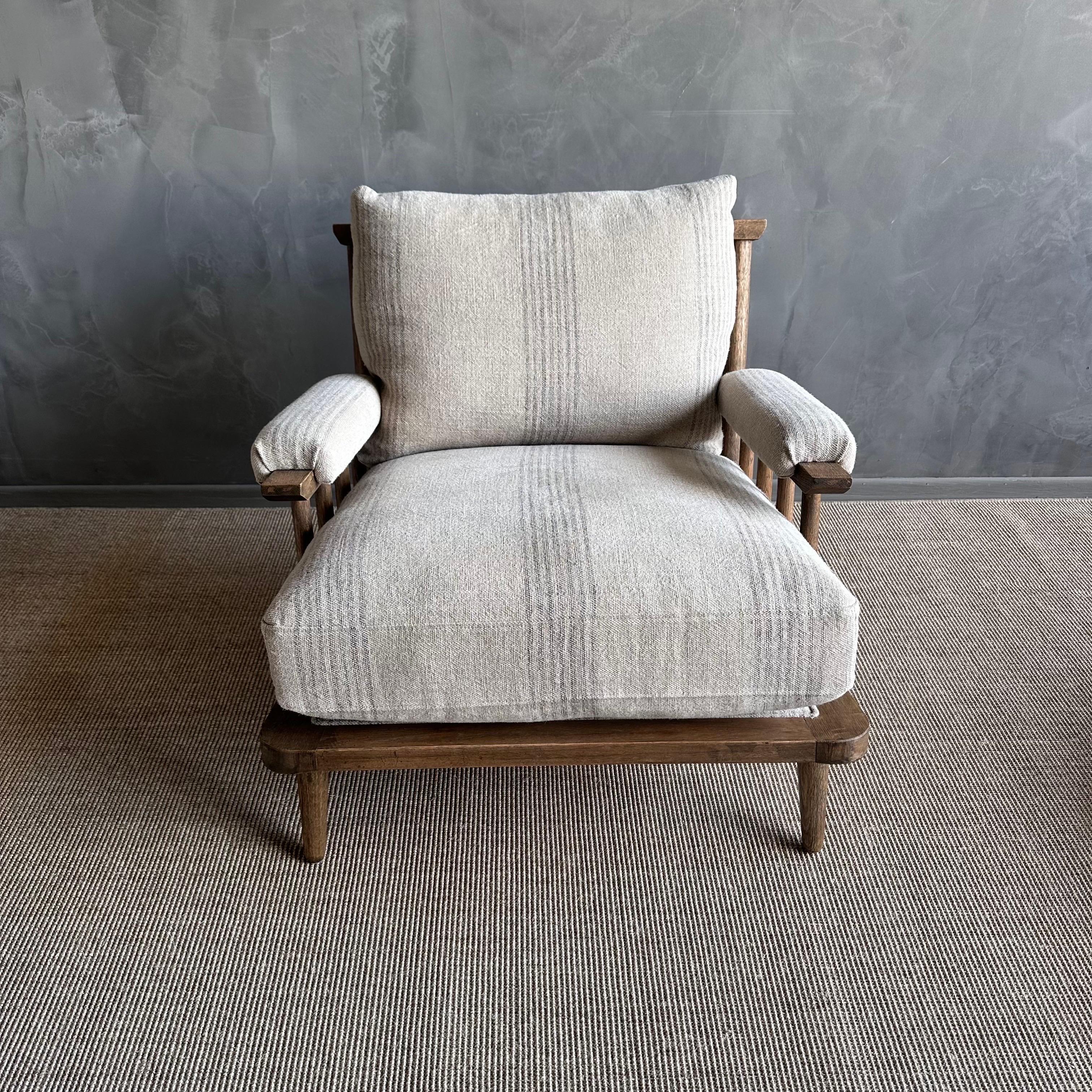 Wir präsentieren den Frances Oak Lounge Chair mit einem schweren, steingewaschenen Leinenbezug mit kokobraunen Streifen auf einem natürlichen Flachsgrund. Dieser Sessel wurde für ultimativen Komfort entwickelt und verfügt über einen mit Daunen