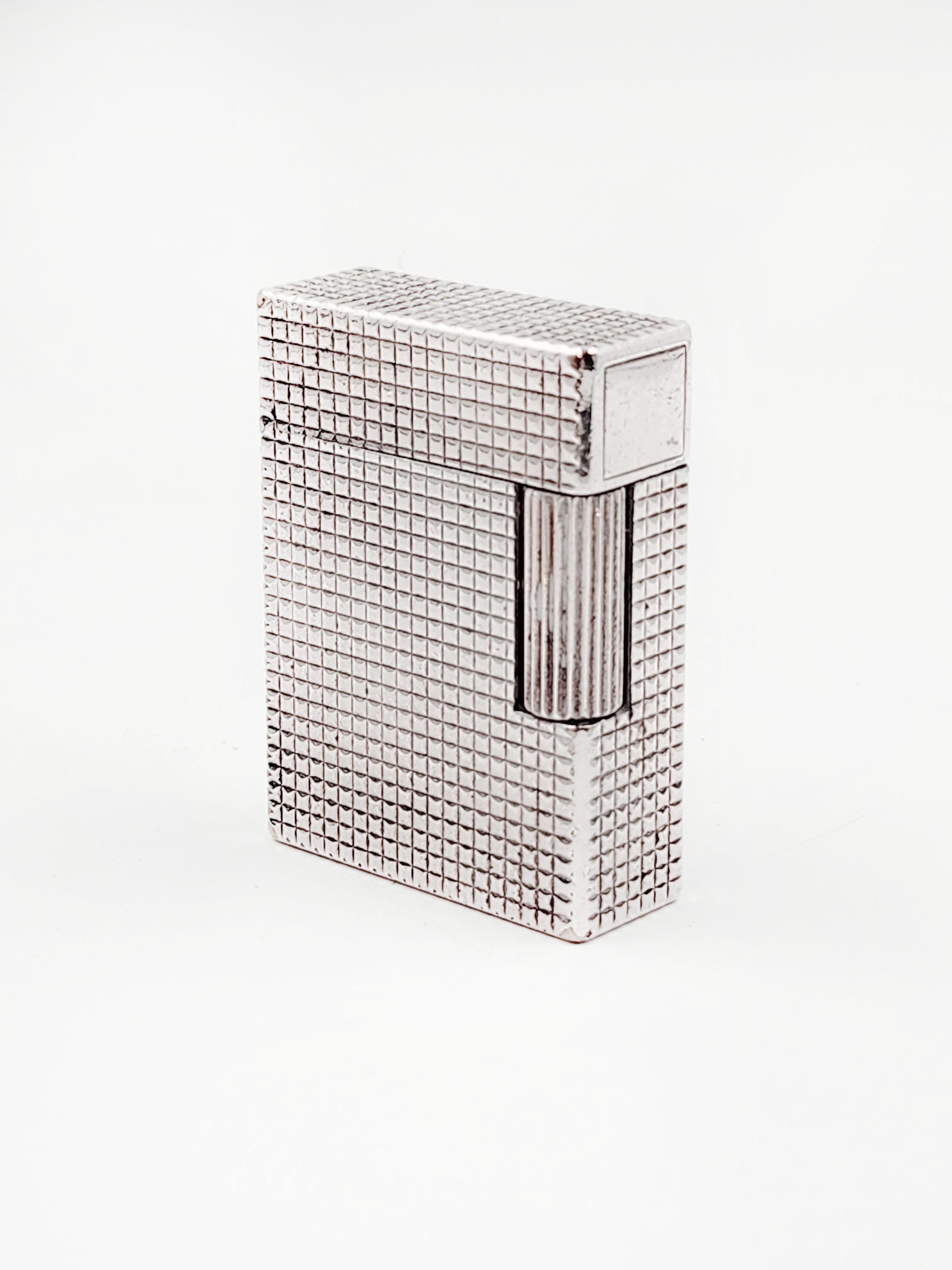 Frances St. Dupont silver plated lighter
Beautiful silver-plated lighter with a simple but elegant design, with a square pattern that gives it texture.
Measures:
Height: 5 centimeters
Length: 3.5 centimeters
Depth: 1 centimeters