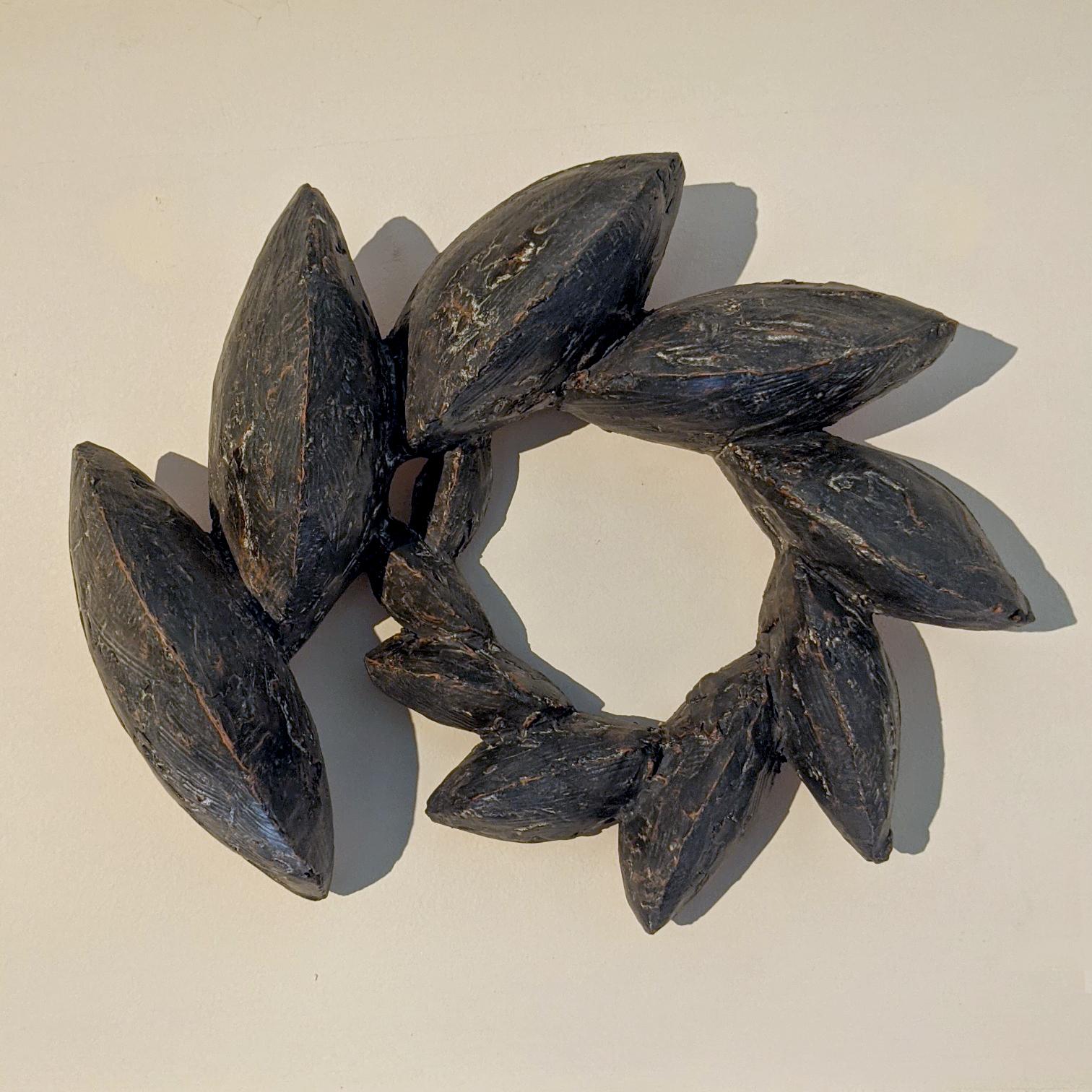 Grenouille noire - Noir Figurative Sculpture par Francesc Burgos