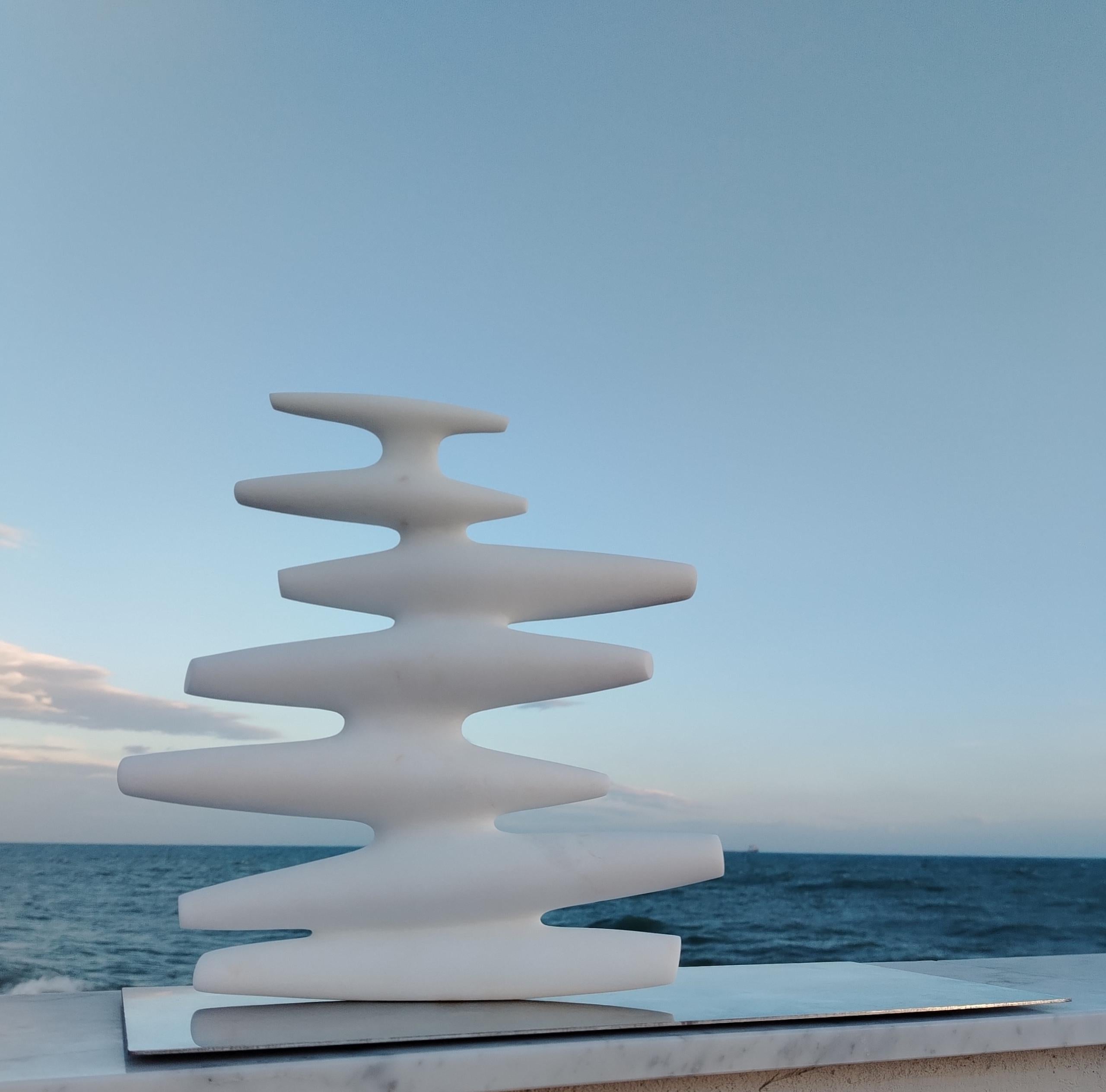 Air connection è una scultura unica in marmo Statuario Carrara e smalto dell'artista contemporanea Francesca Bernardini. Le dimensioni sono 33 × 50 × 20 cm (13 × 19,7 × 7,8 pollici). La scultura è firmata e viene fornita con un certificato di